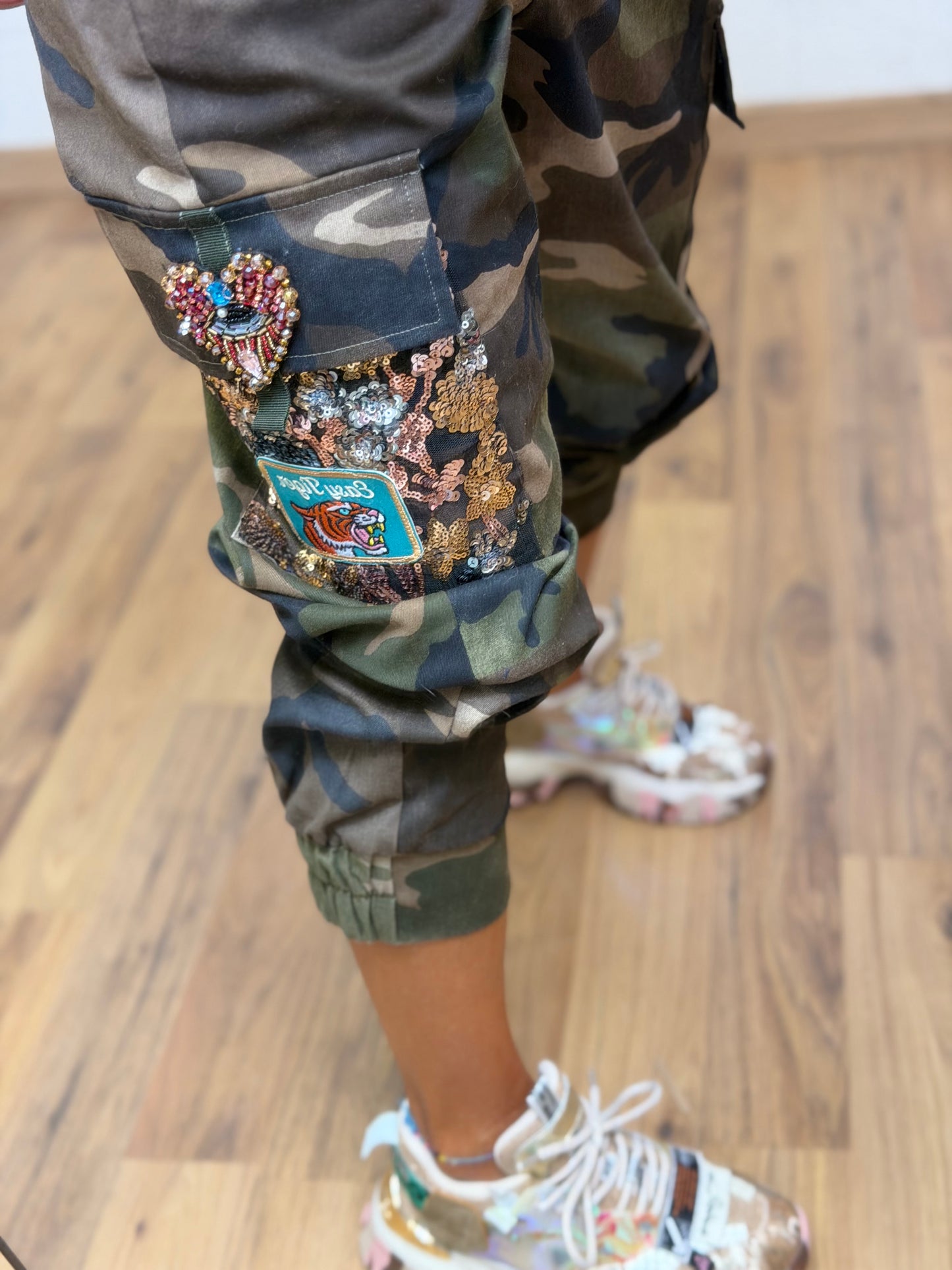 Abpink. Cargo camouflage con patch gioiello