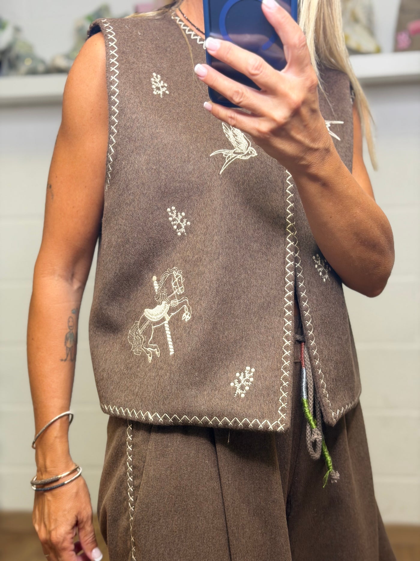Front Street. Gilet ricamato moro