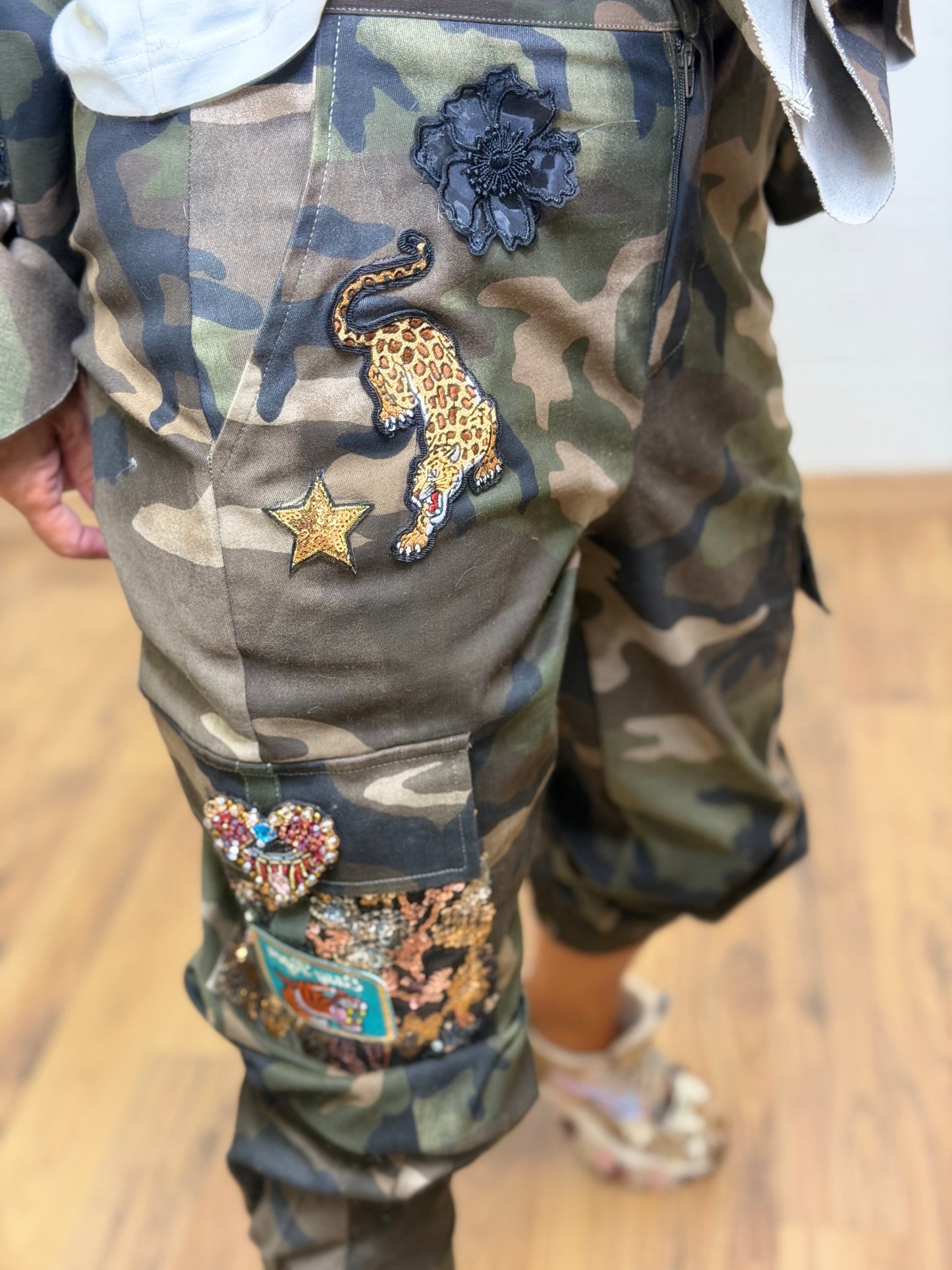 Abpink. Cargo camouflage con patch gioiello