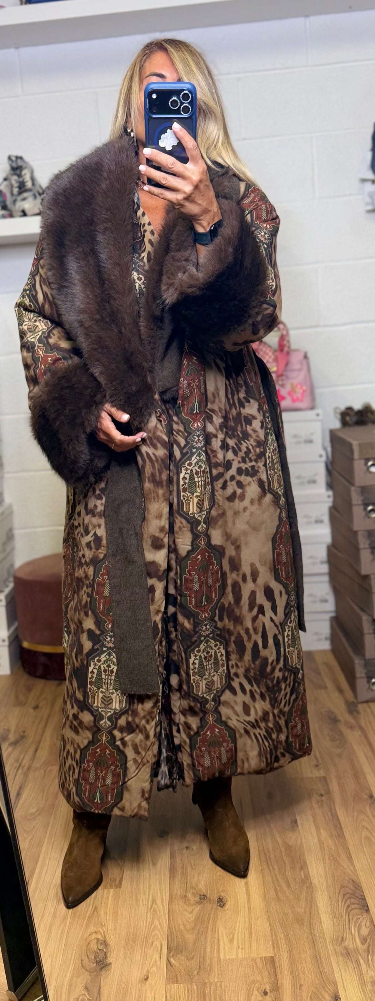 Front Street. Cappotto lungo animalier con dettagli effetto pelliccia