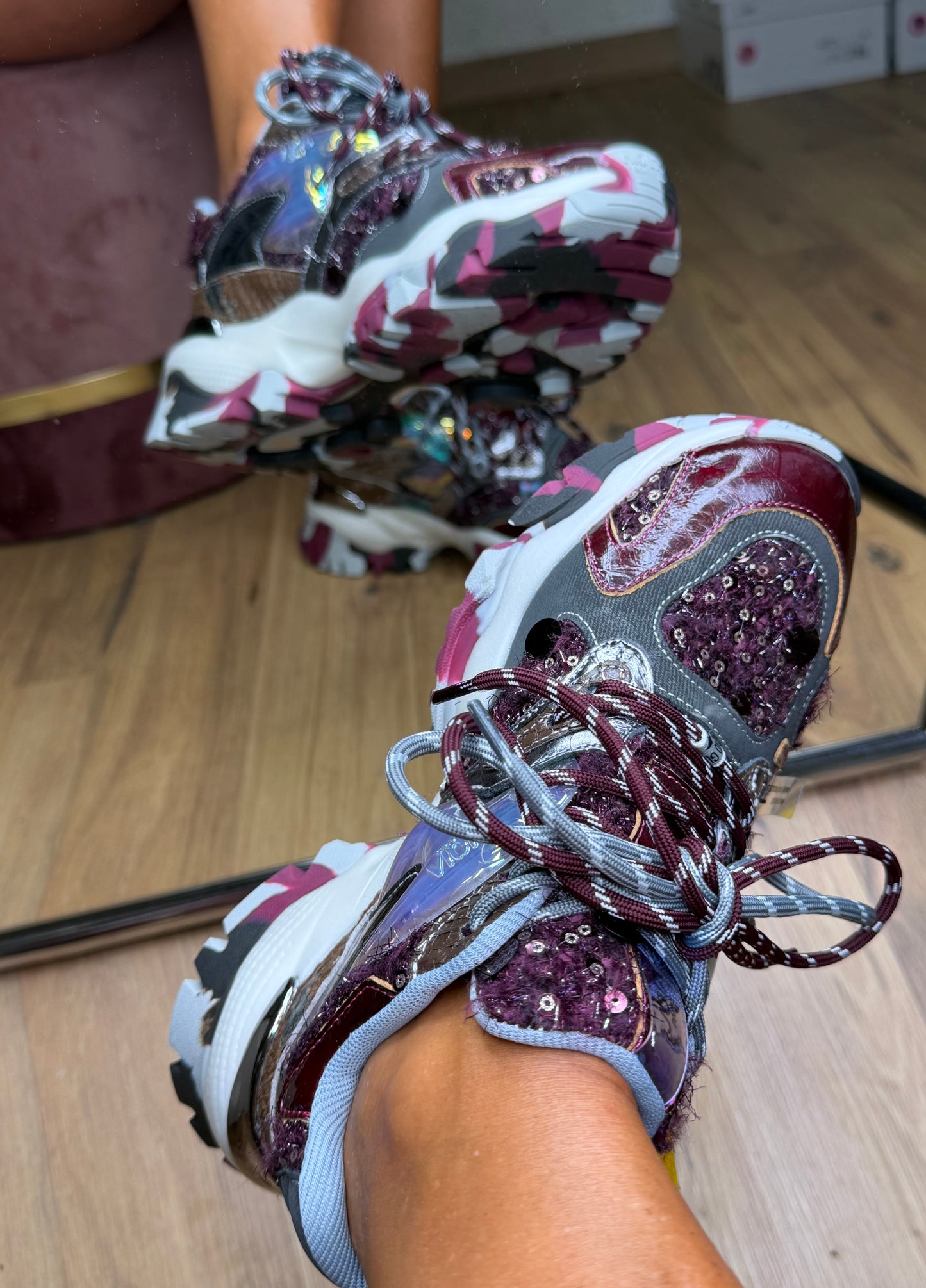 Joia Paris. Sneakers cherry gold