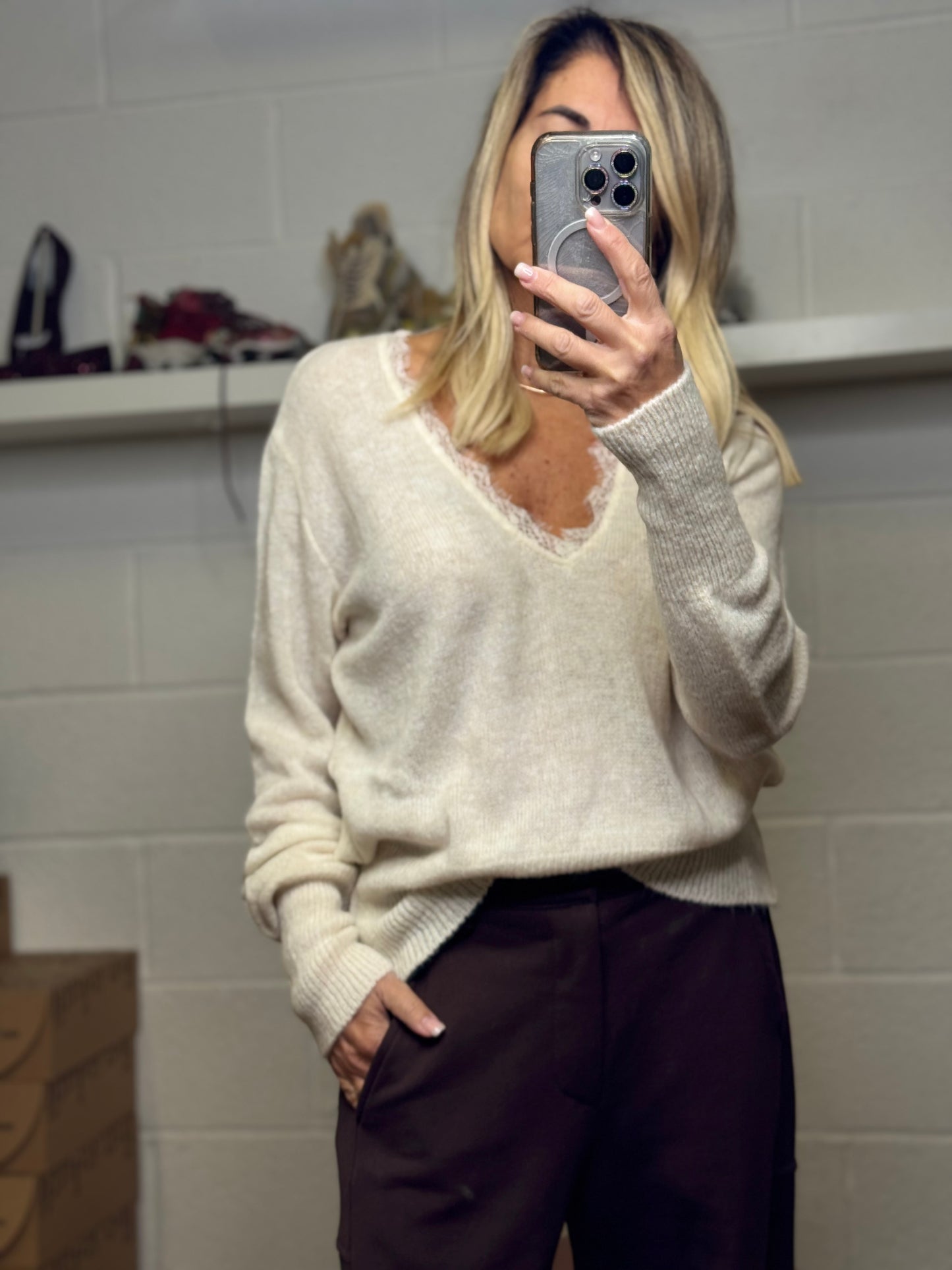 Le Streghe. Pull latte con pizzo