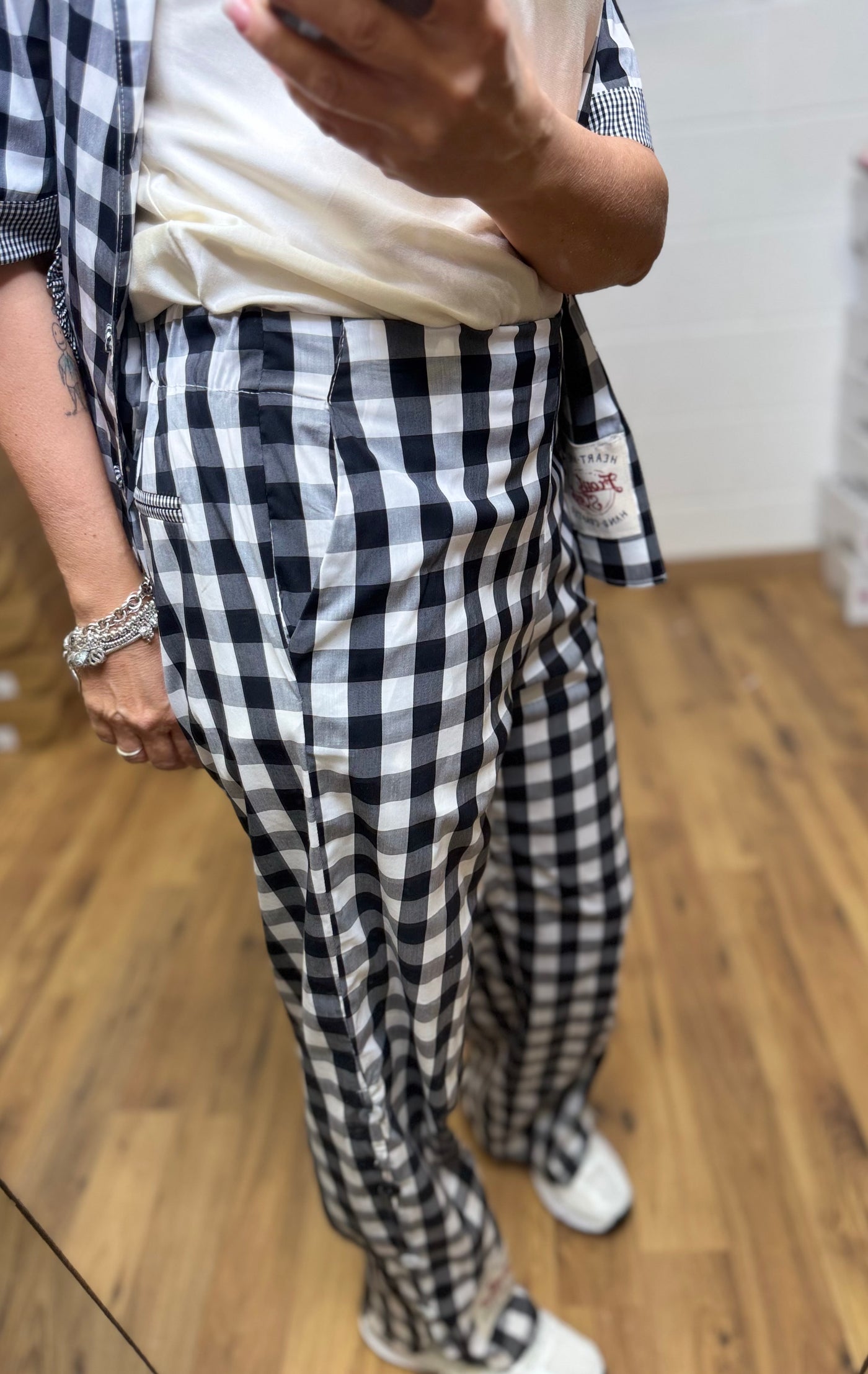 Front street. Pantalone Vichy
