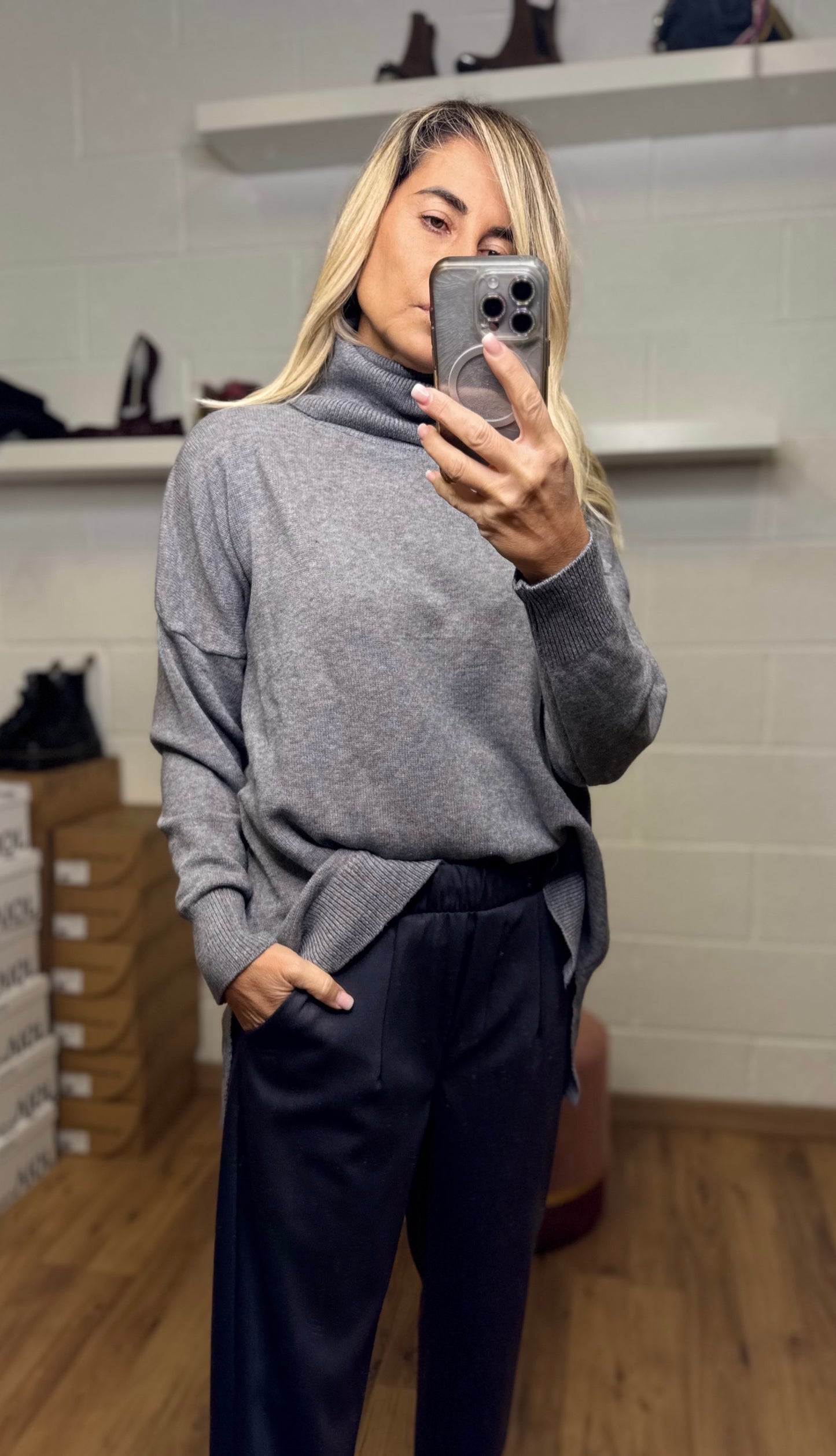 Le Streghe. Pull grigio