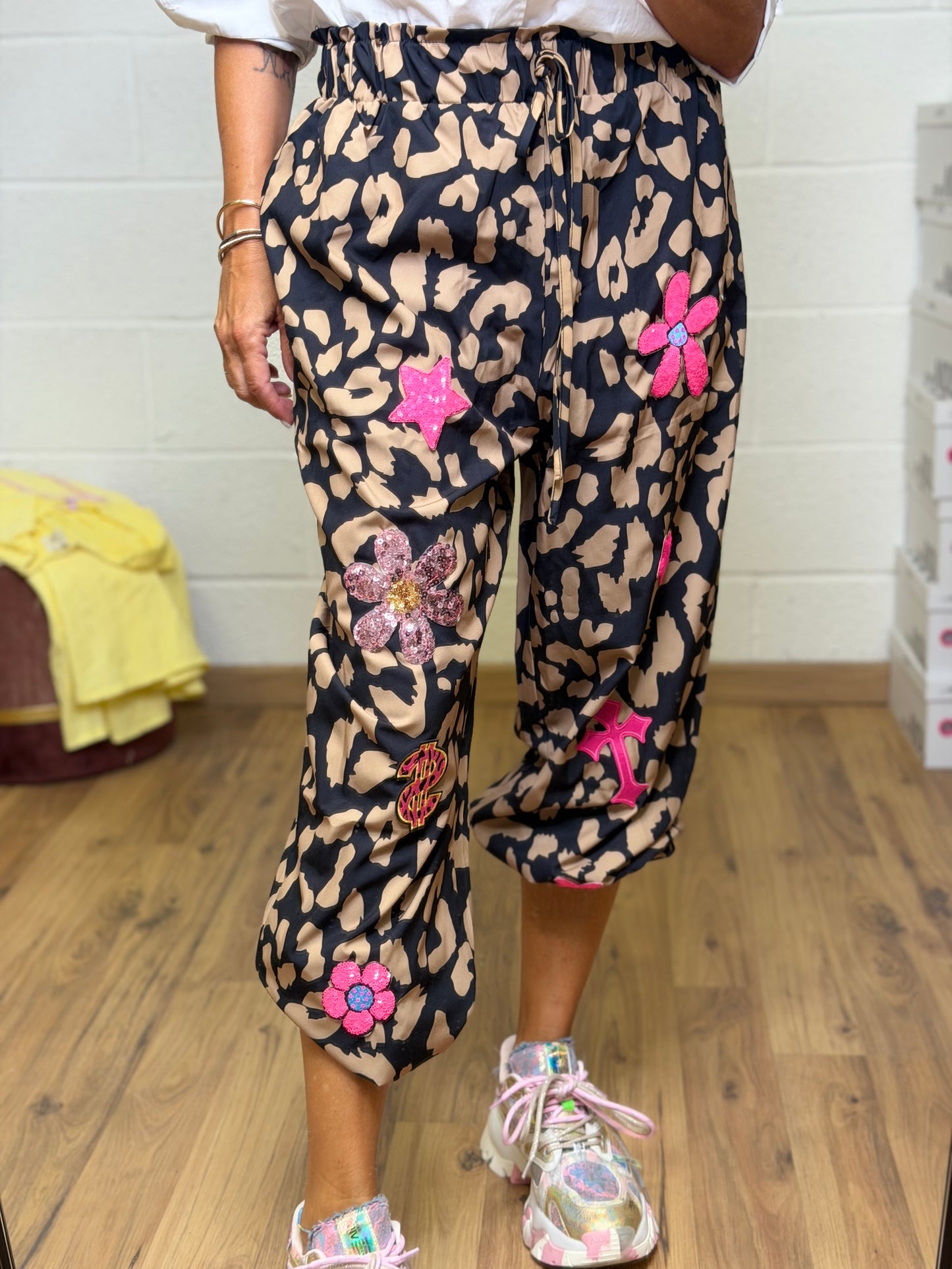 ABpink. Pantalone animalier con applicazioni – Pezzo Unico