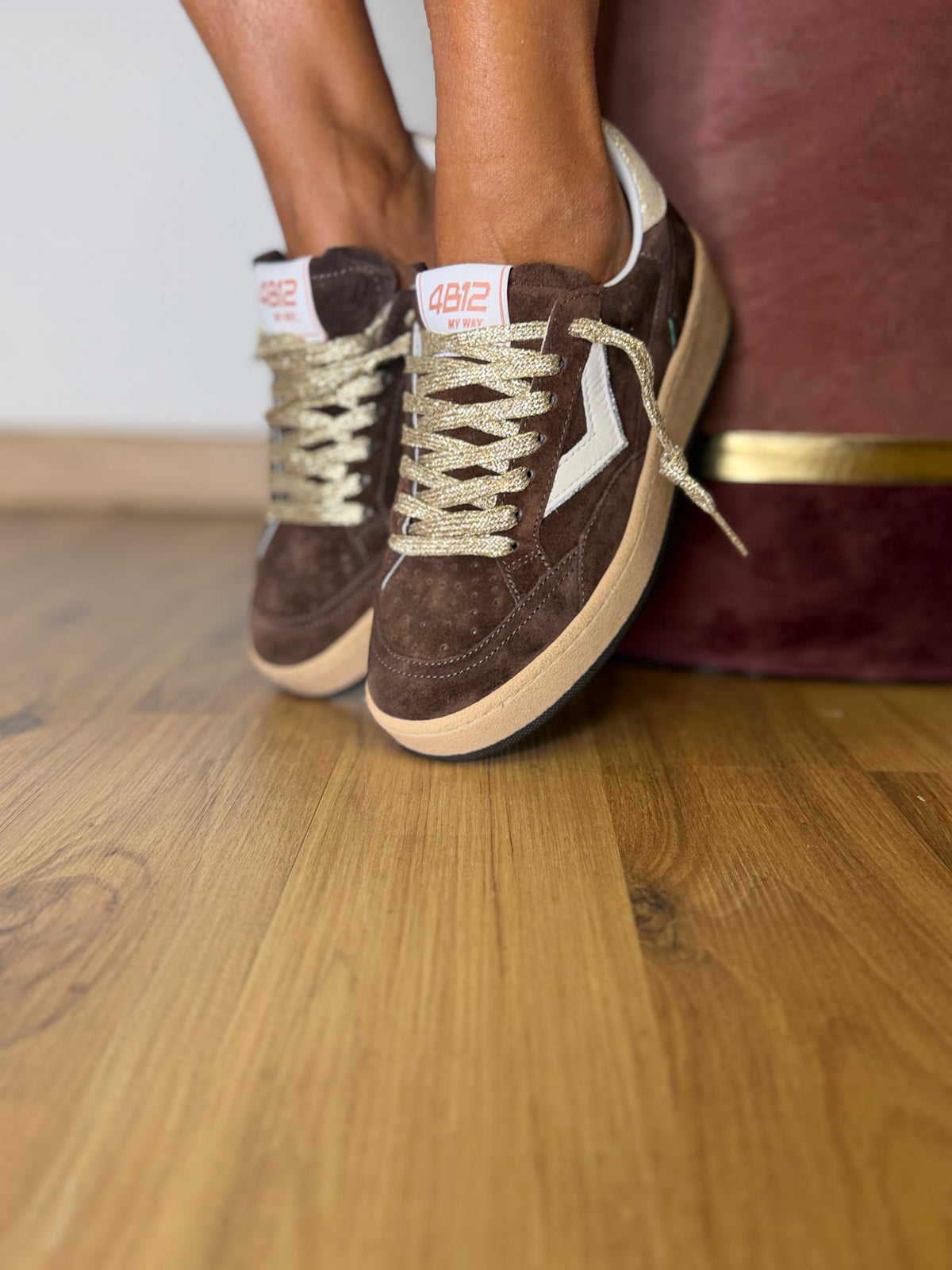 4B12. Sneakers cioccolato in suede