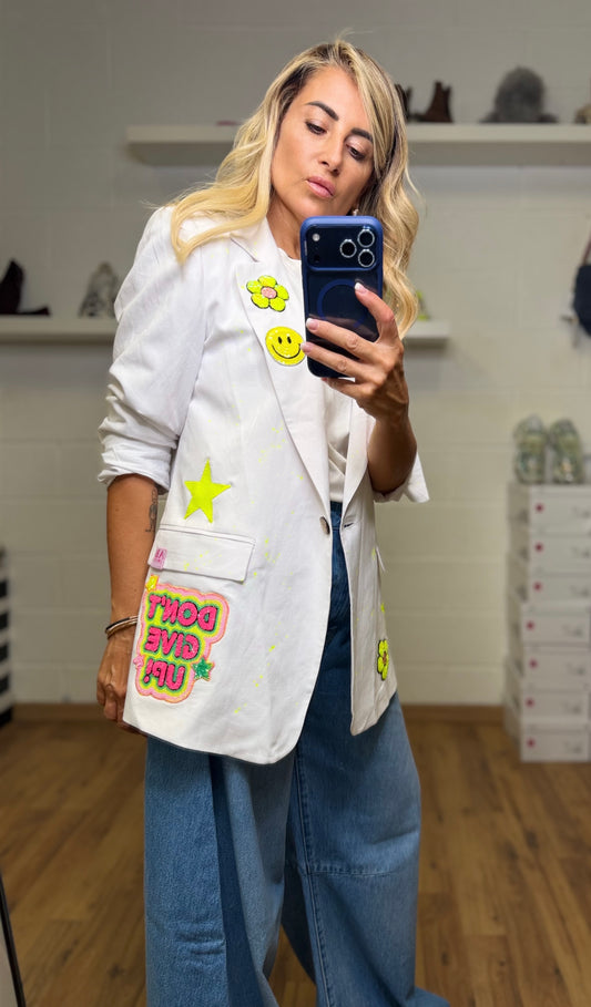 Abpink. Blazer Bianco Custom con Dettagli Fluo e Patch