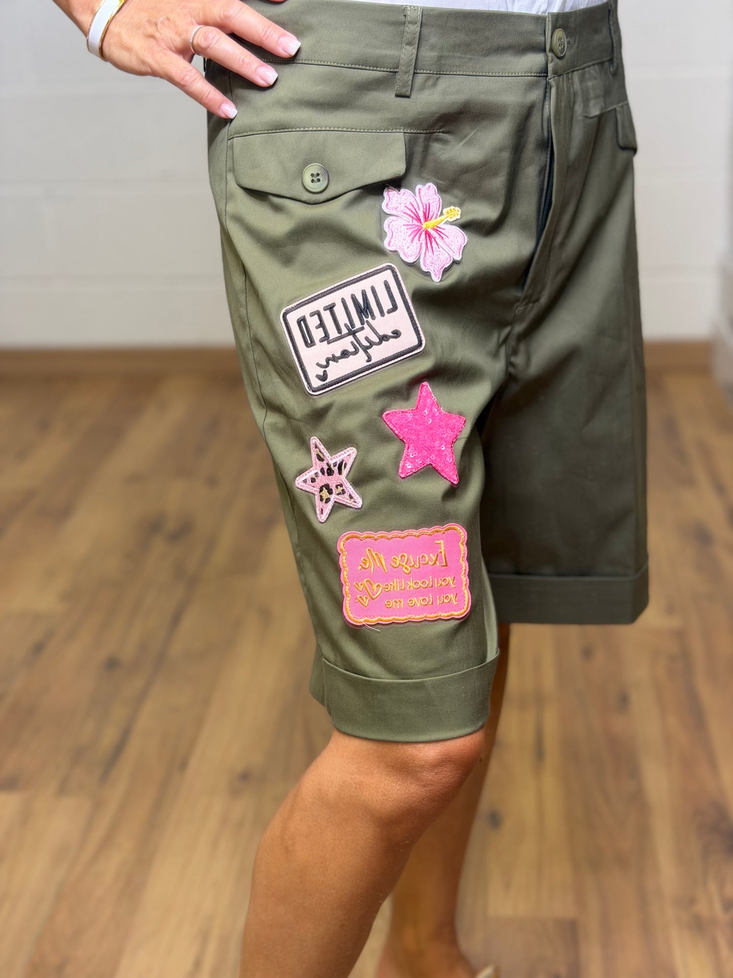 ABpink. Bermuda verde con patch
