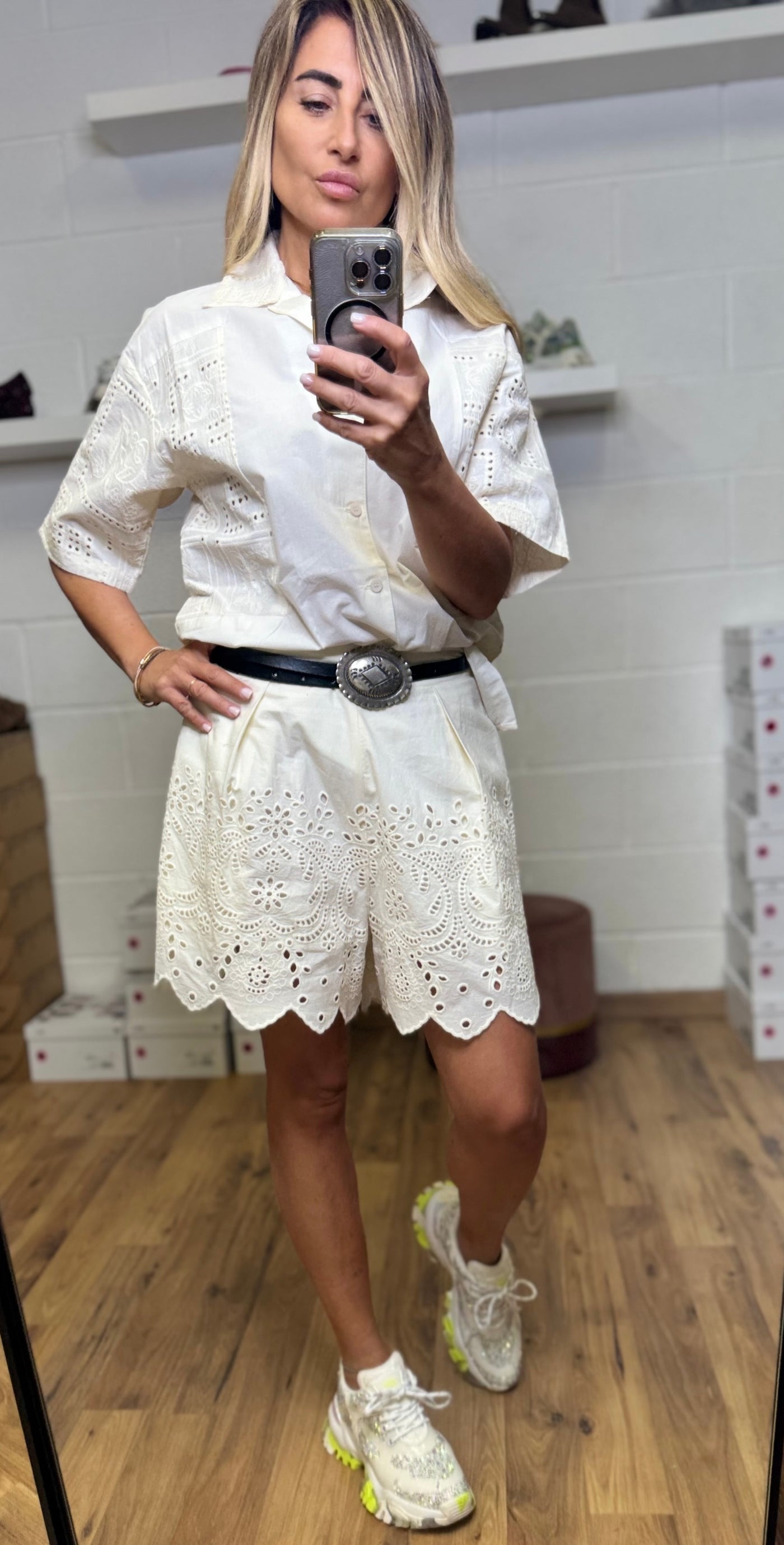 Front Street. Camicia in cotone e pizzo sangallo-50%