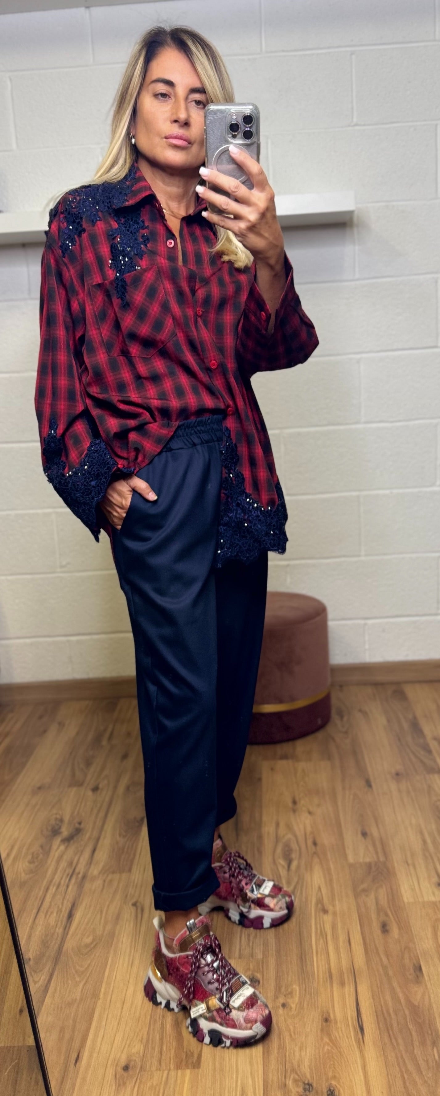 Mimietmama. Camicia tartan rosso con pizzo e dettagli gioiello