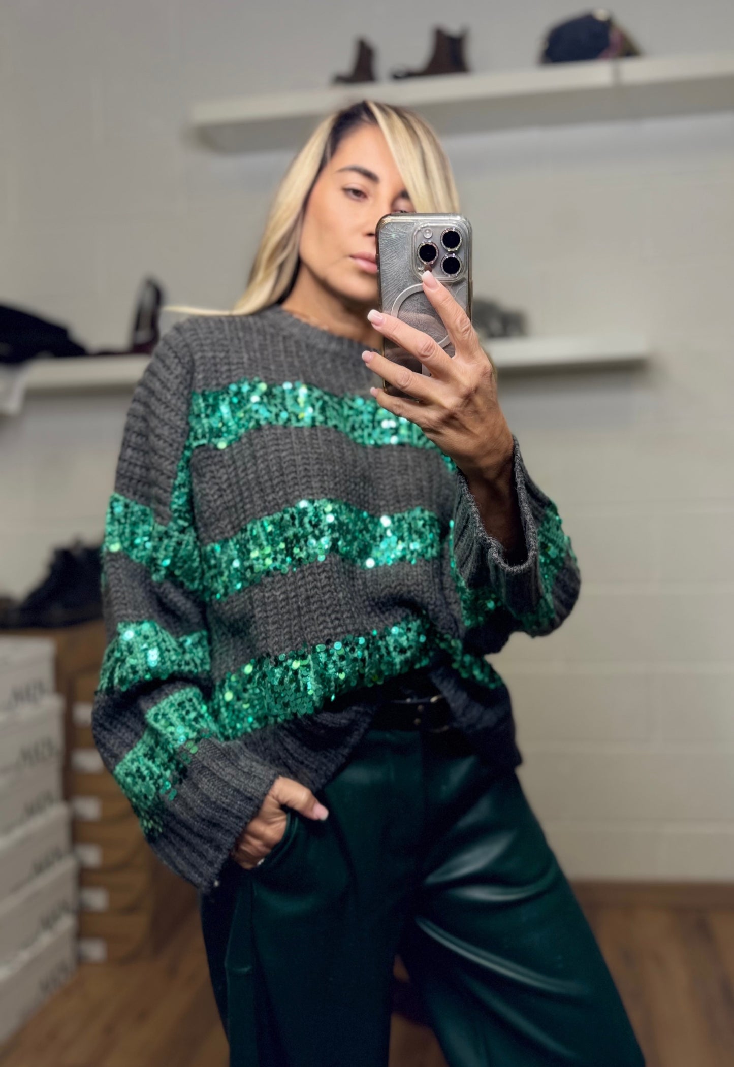 Dixie. Pull grigio con paillettes verde smeraldo