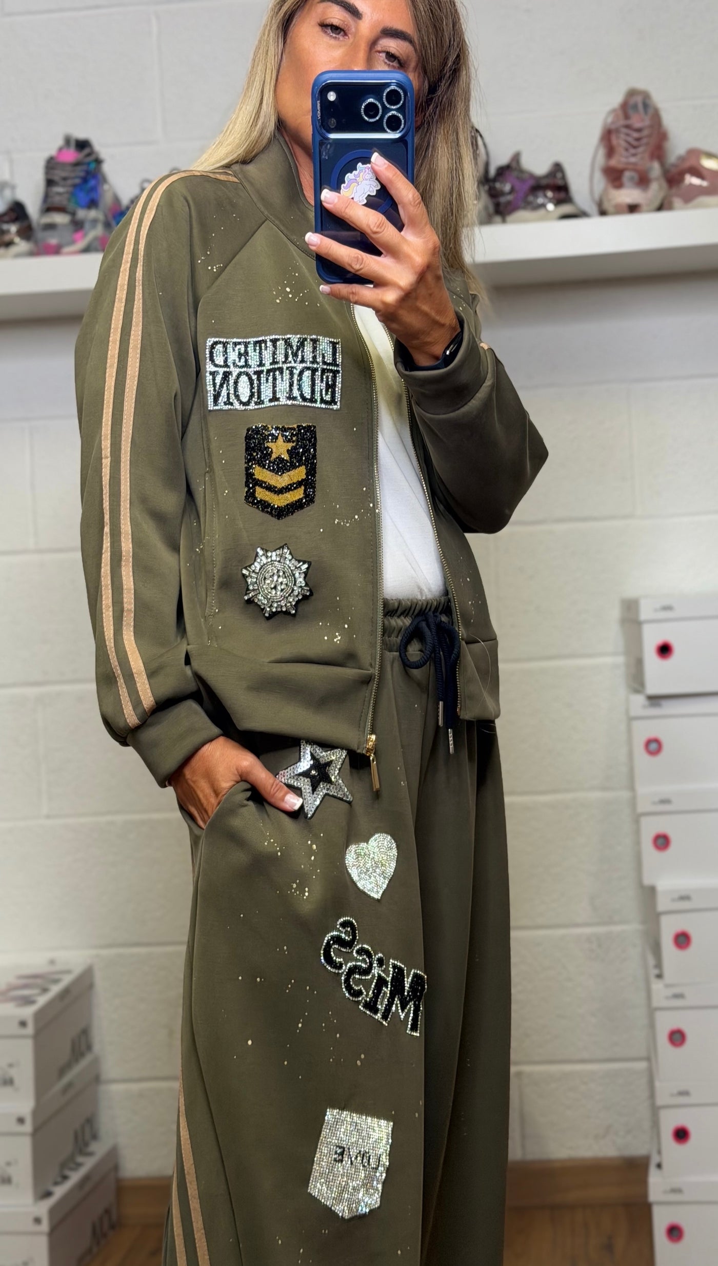 Abpink. Completo verde militare con dettagli gioiello