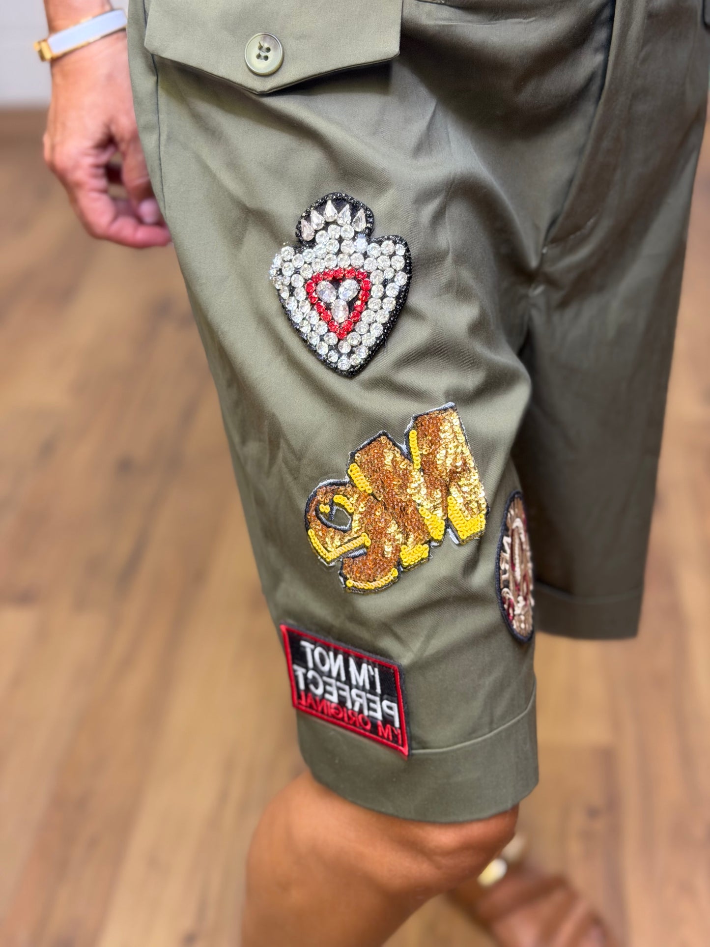 ABpink. Bermuda verde militare con patch