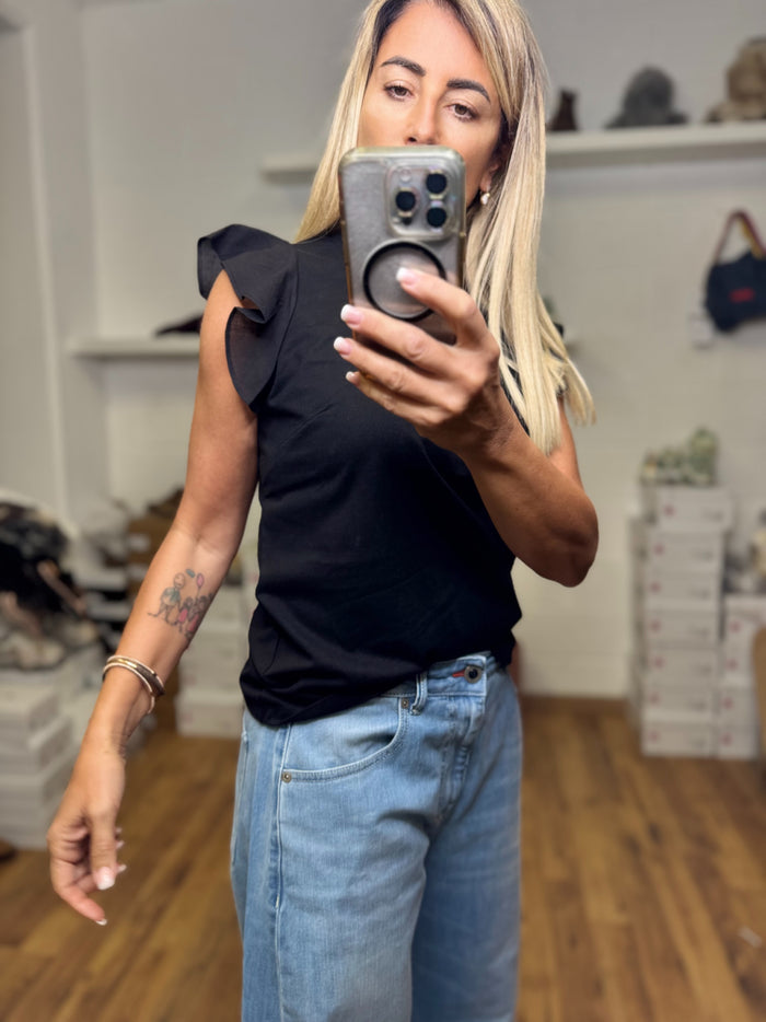Emma Red. T-shirt nera con rouches -50%