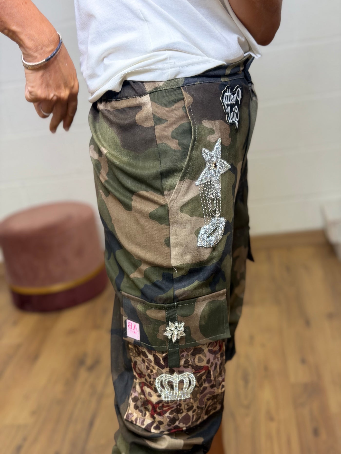 Abpink. Pantalone cargo camouflage con applicazioni