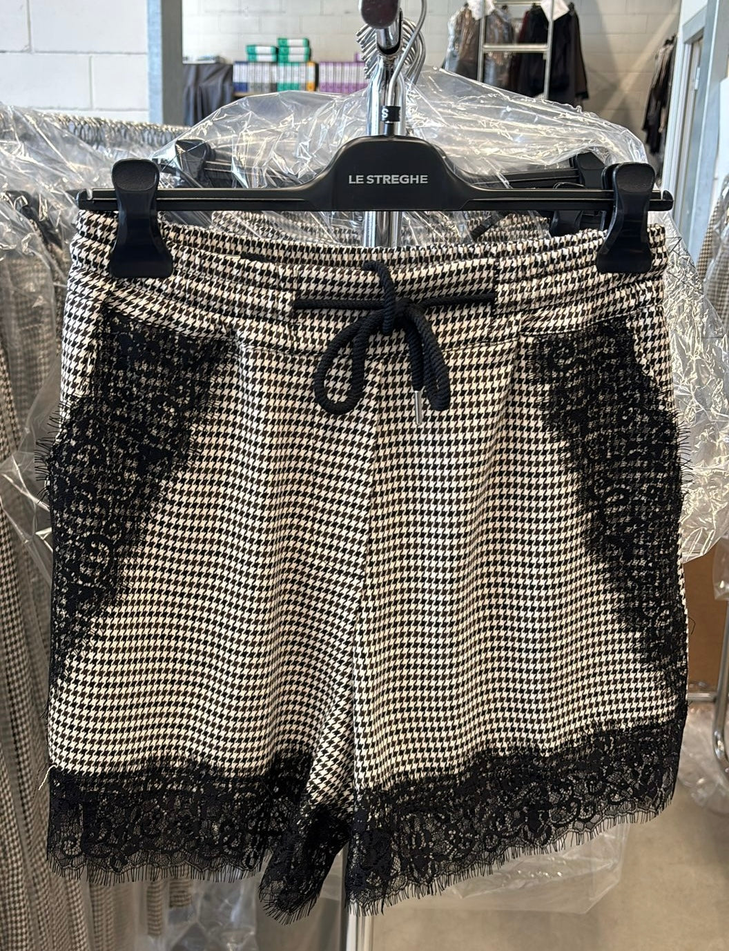 Le Streghe. Shorts con pizzo-60%
