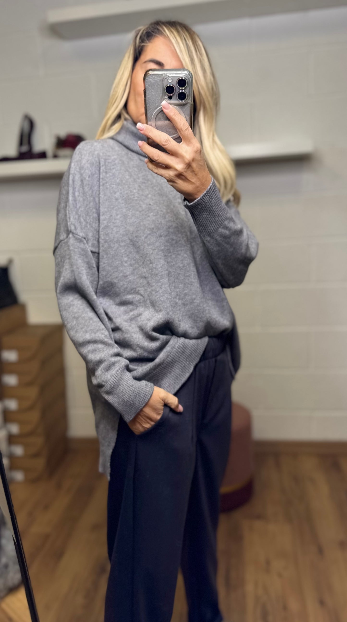 Le Streghe. Pull grigio