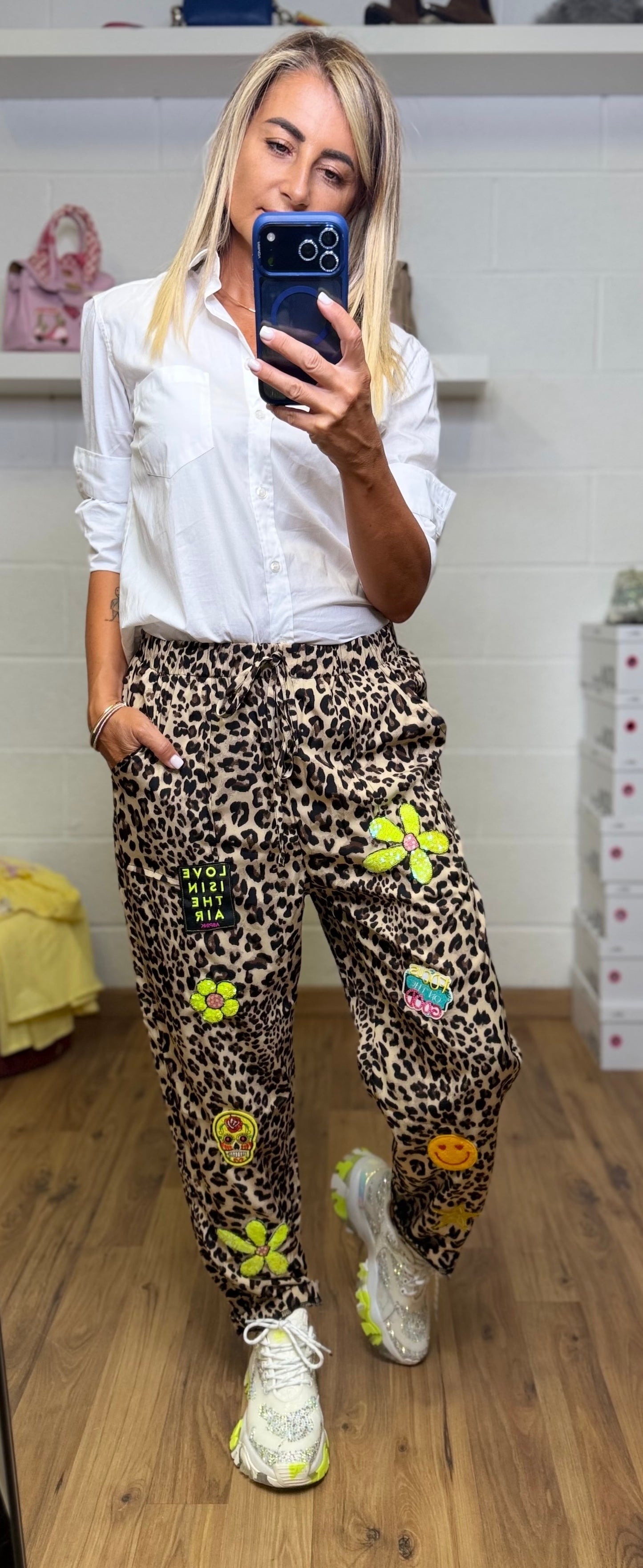 Abpink. Pantalone animalier con applicazioni