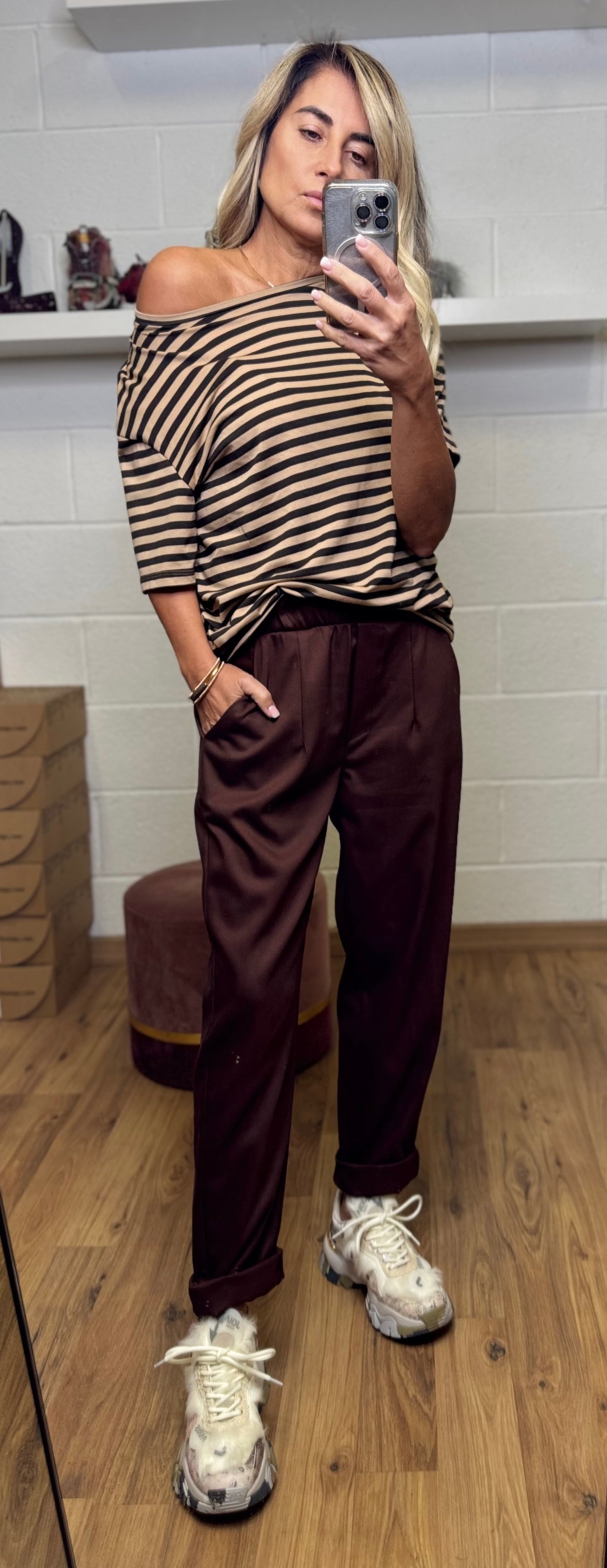 Le Streghe. T-shirt camel e cioccolato