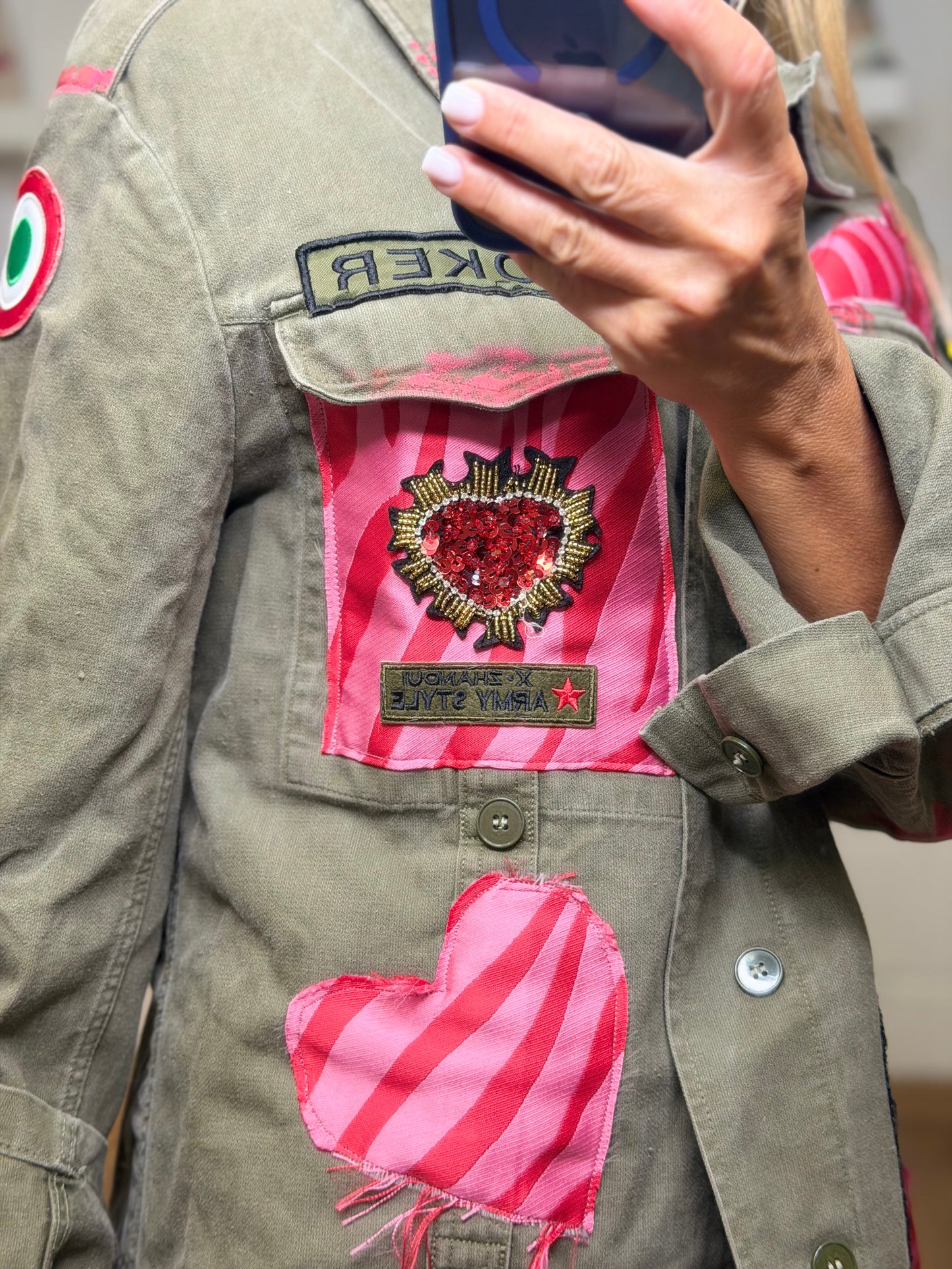 ABpink. Giacca militare customizzata con applicazioni e ricami handmade