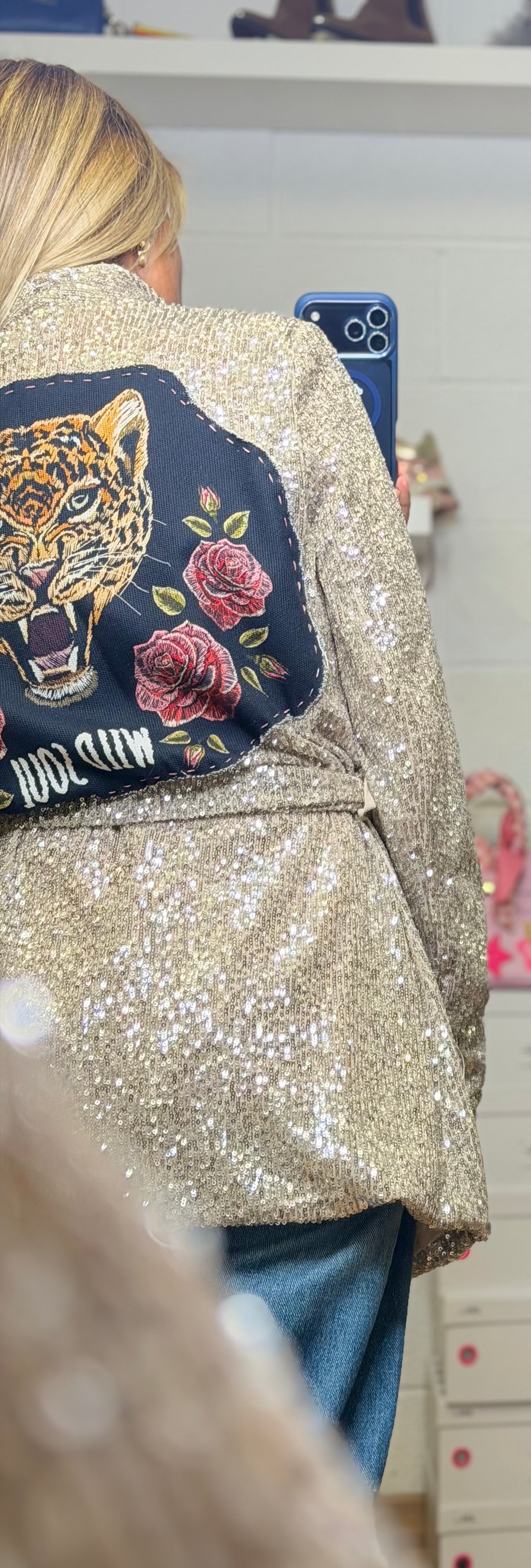 Abpink. Blazer gioiello in paillettes con patch