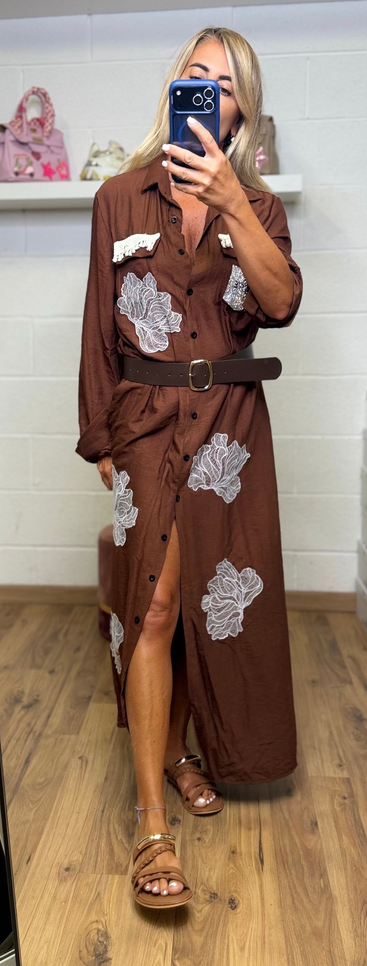 Abpink. Chemisier cioccolato con cintura coordinata