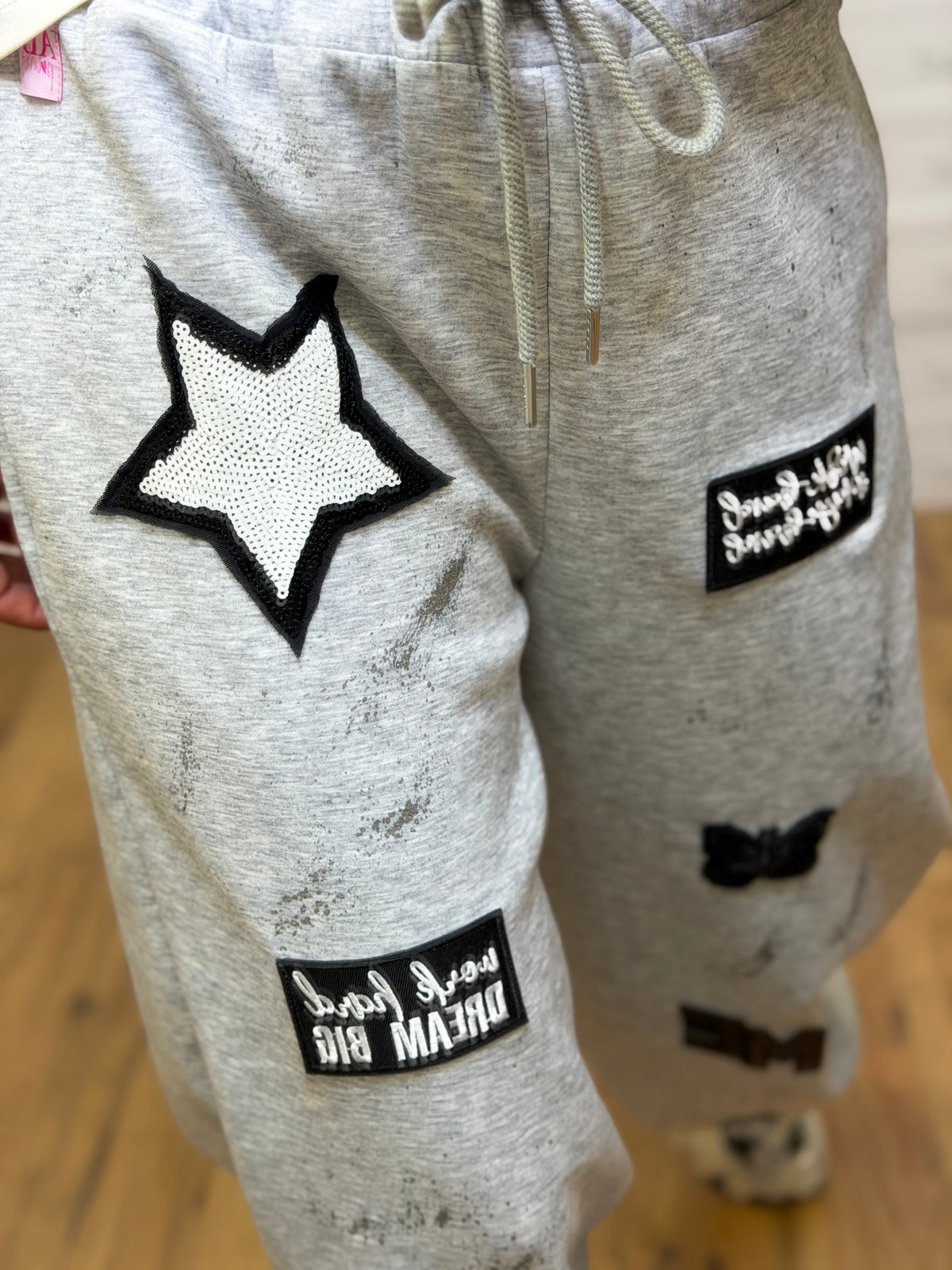 Abpink. Panta grigio con dettagli unici