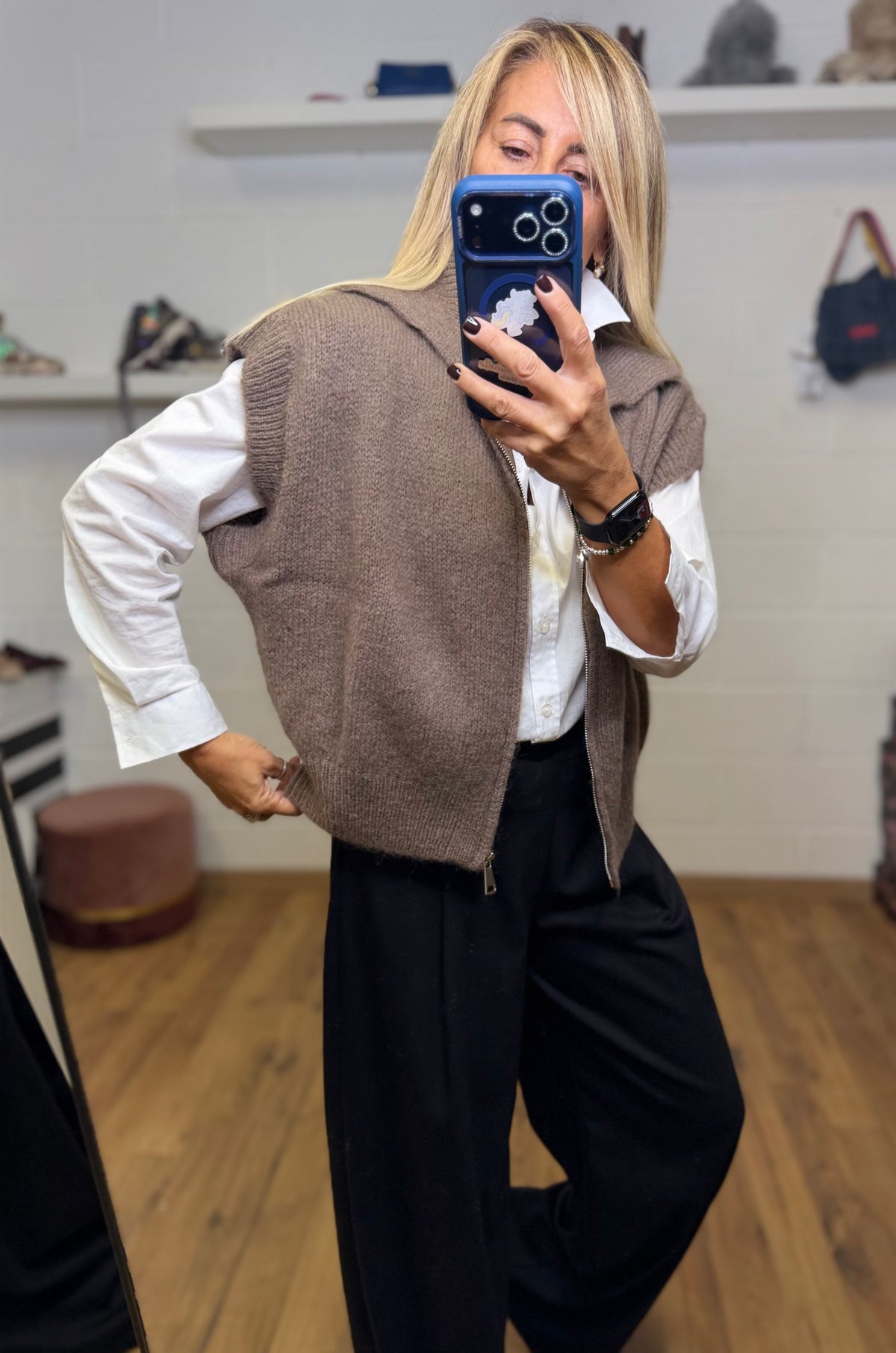 Emma Red. Gilet in maglia tortora con zip