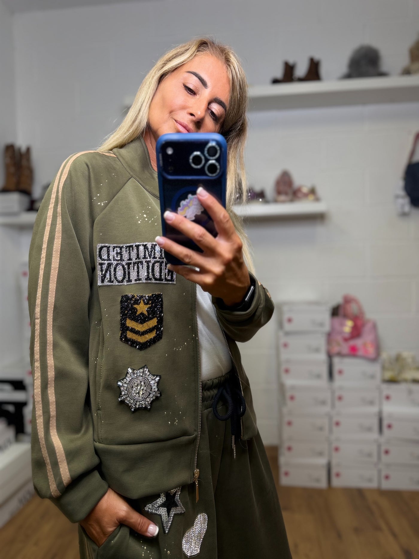 Abpink. Completo verde militare con dettagli gioiello