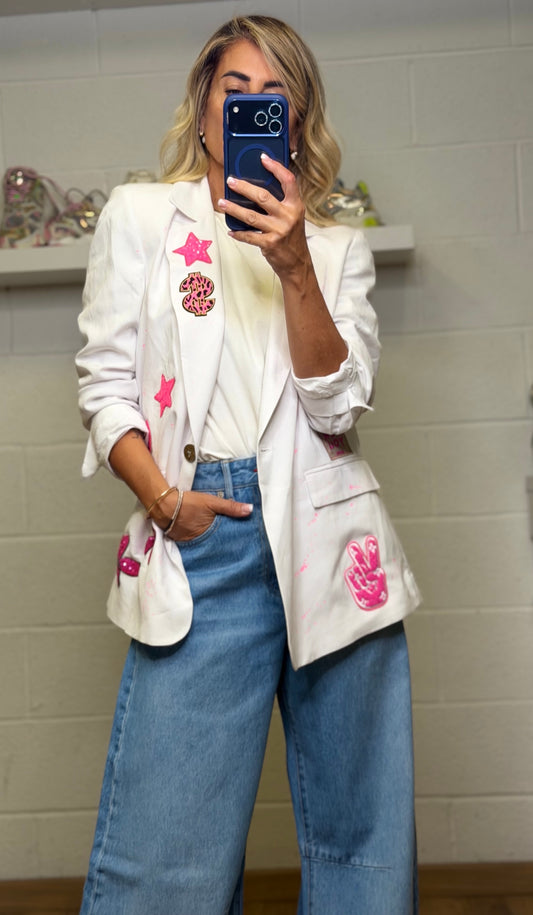 Abpink. Blazer Bianco Custom con Dettagli Fluo e Patch Pop
