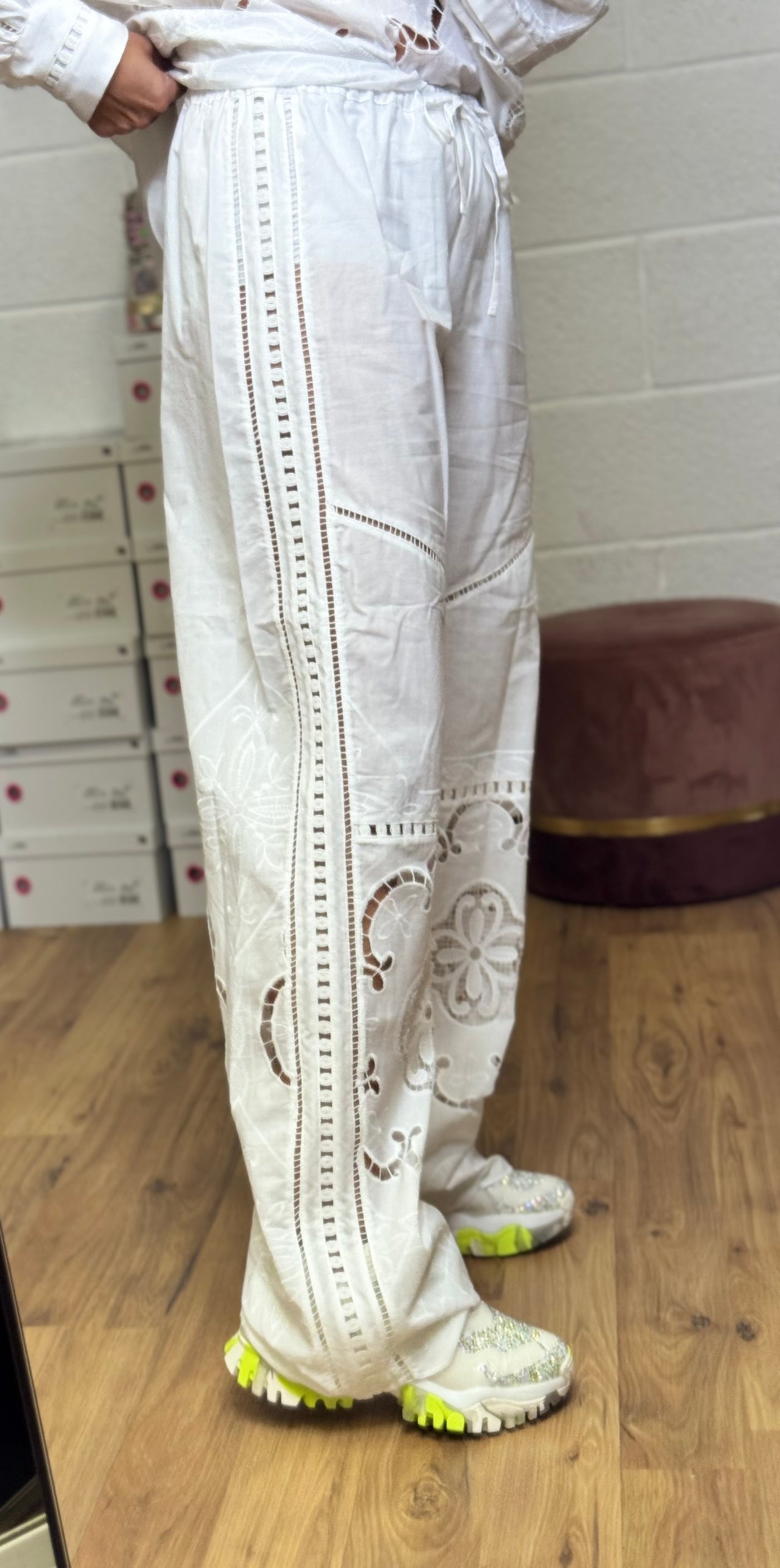 Front Street. Pantalone palazzo in cotone e pizzo-50%
