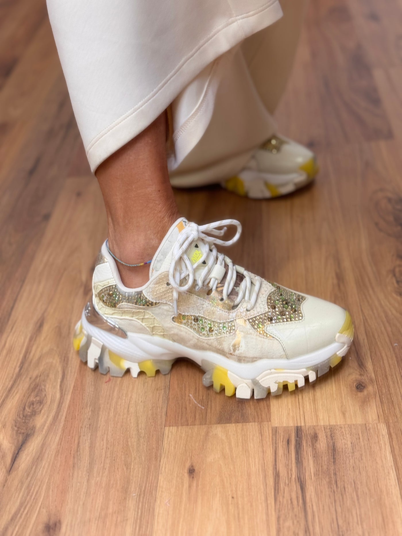Joia Paris. Sneakers gialla e bianca.-40%
