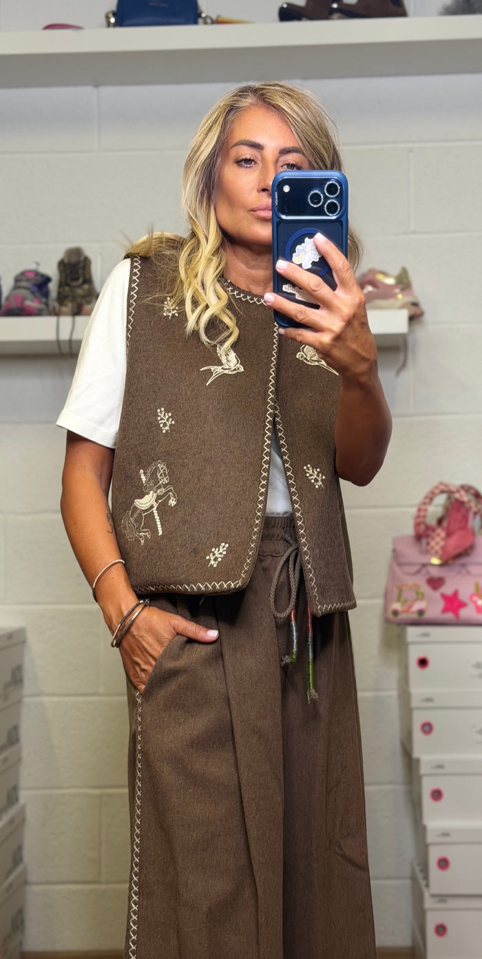 Front Street. Gilet ricamato cioccolato