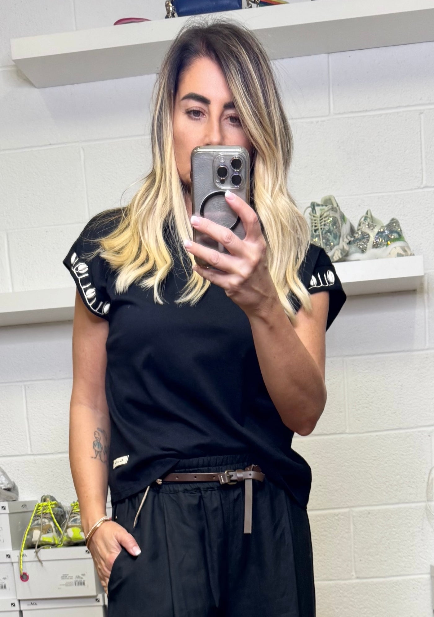 Front Street. T-shirt nera con dettaglio conchiglie-50%