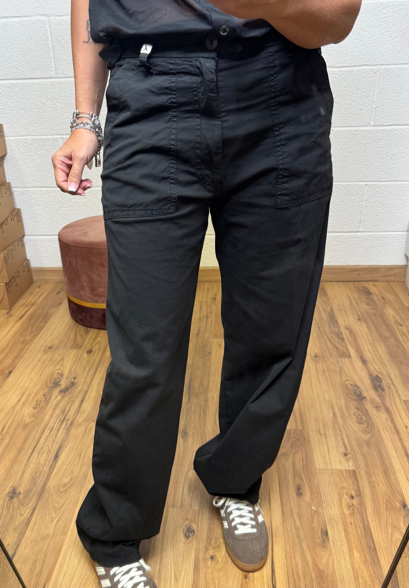 Myths. Pantalone nero