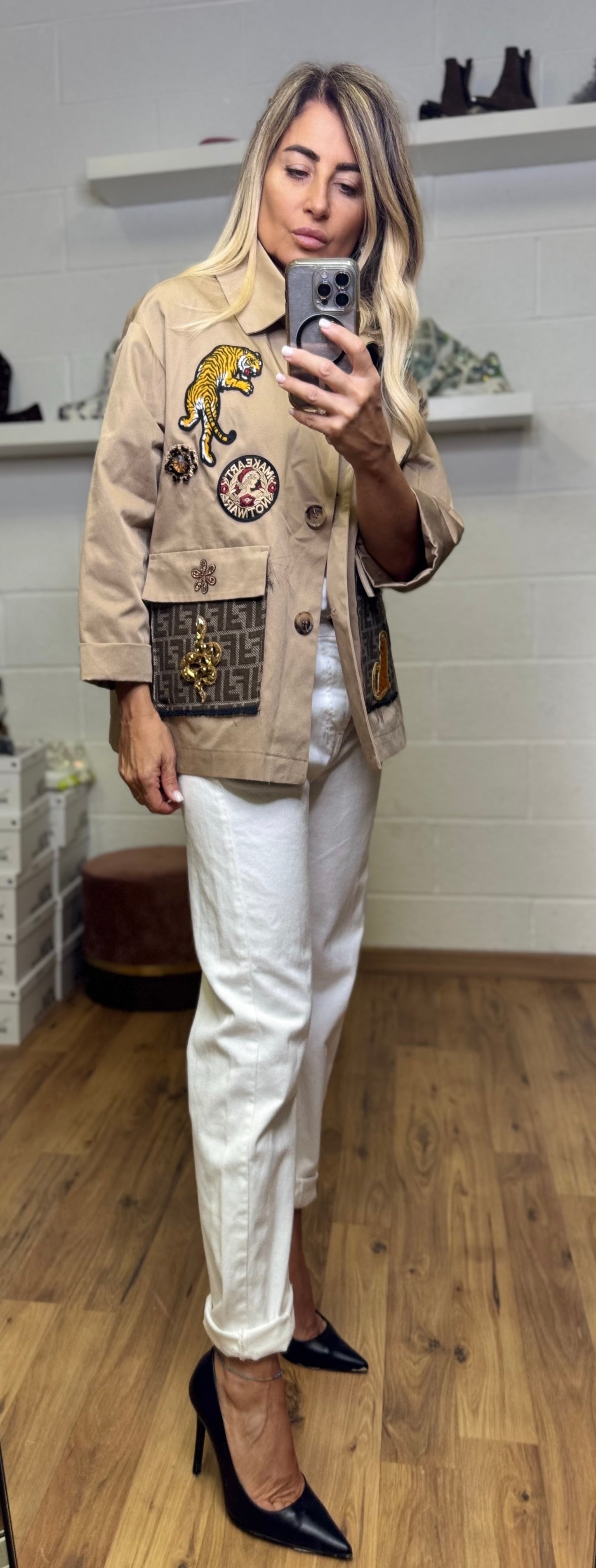 AB Pink . Chiarina beige con patch iconiche