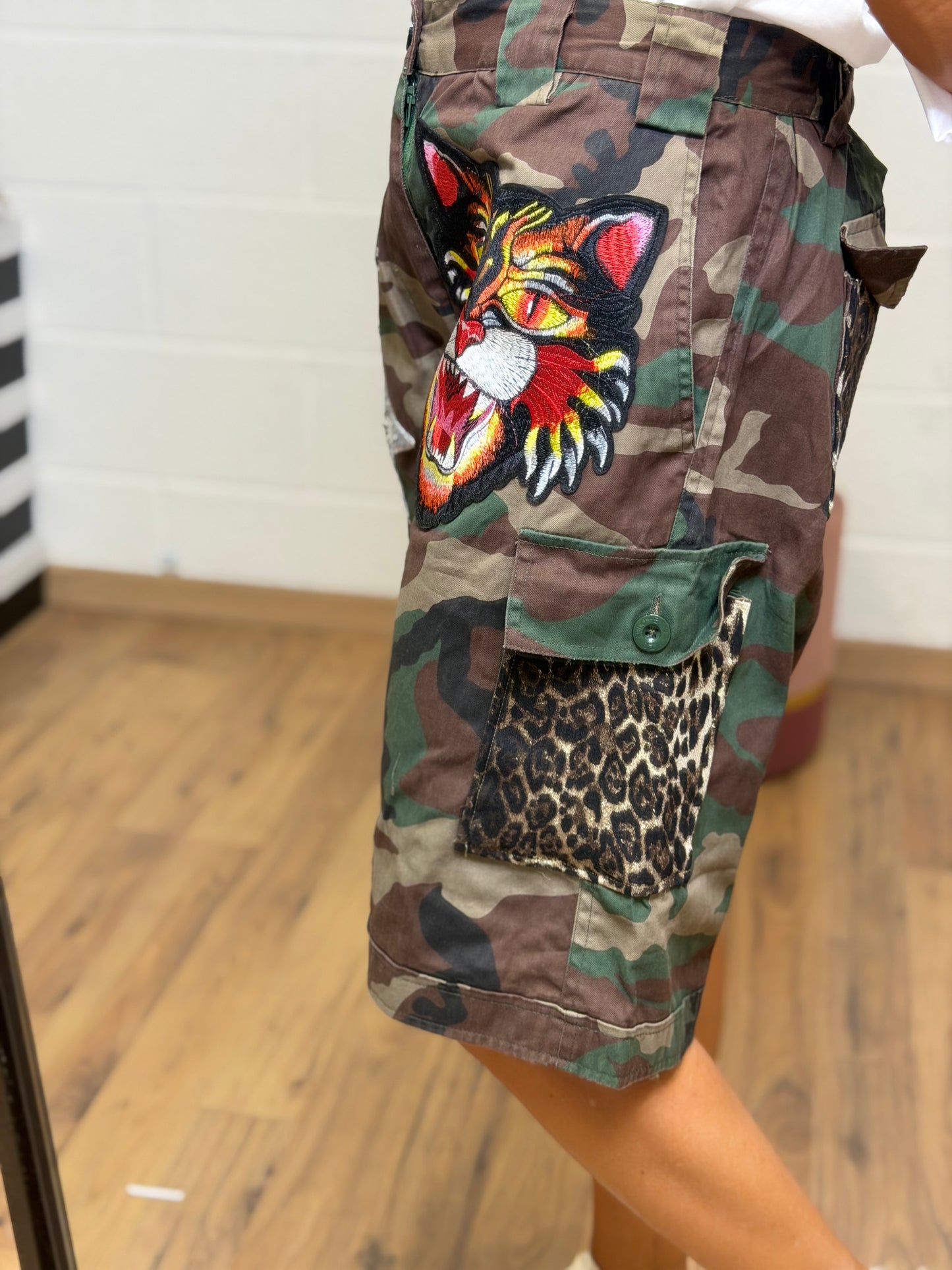 Abpink. Bermuda camouflage con patch gioiello