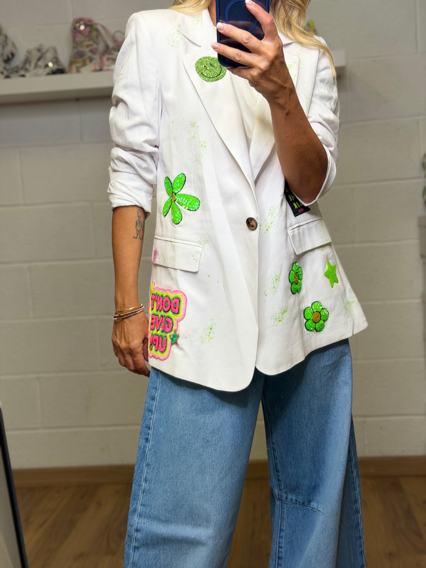 Abpink. Blazer Bianco Custom con Dettagli Fluo e Patch-50%