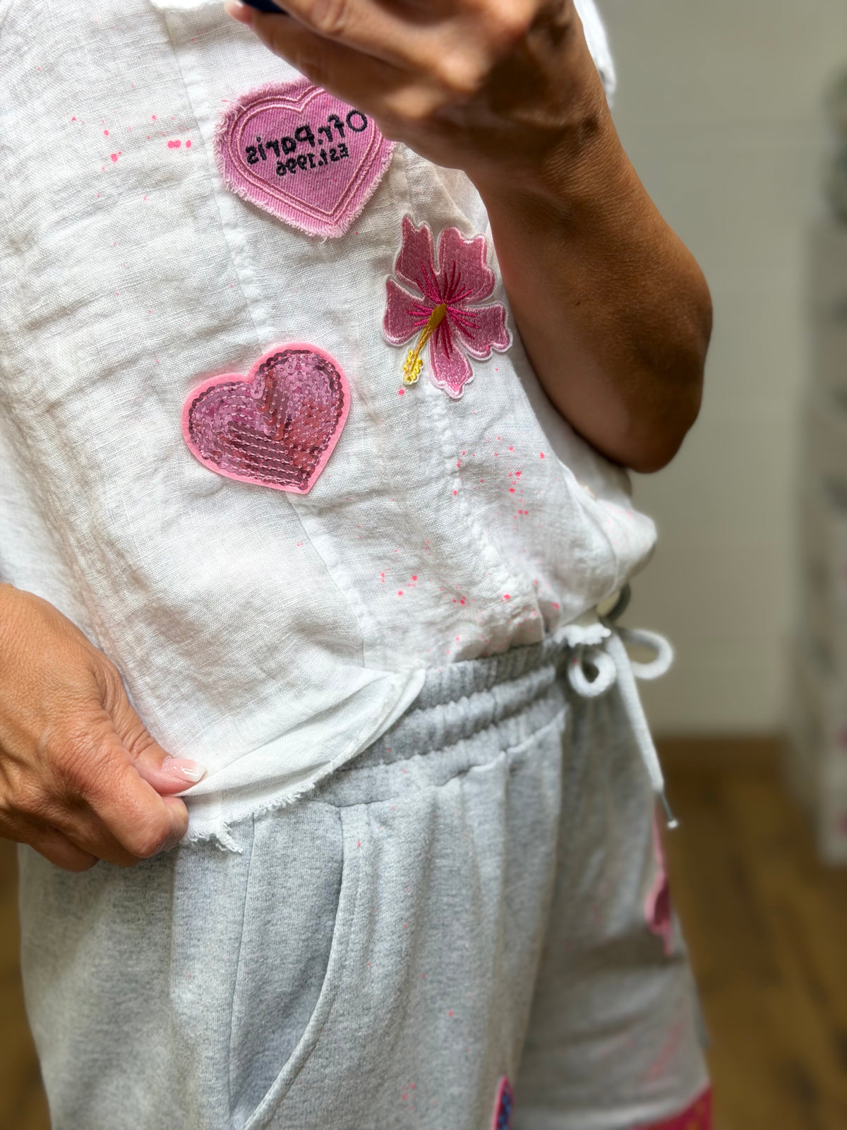 Abpink. Camicia Smanicata in Lino con Patch e Dettagli Pop-50%