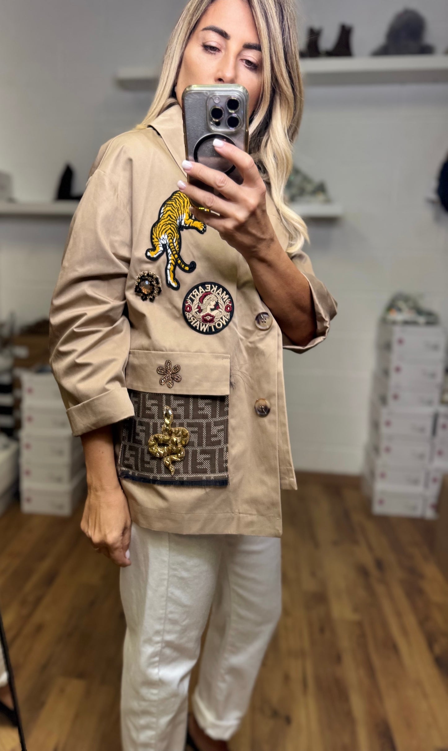 AB Pink . Chiarina beige con patch iconiche