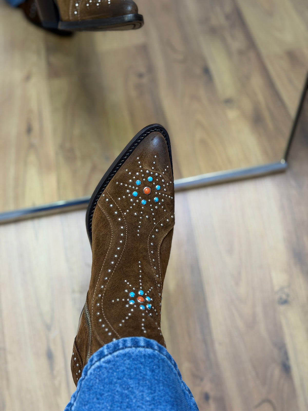 Ducanero. Texano in suede con borchie e pietre