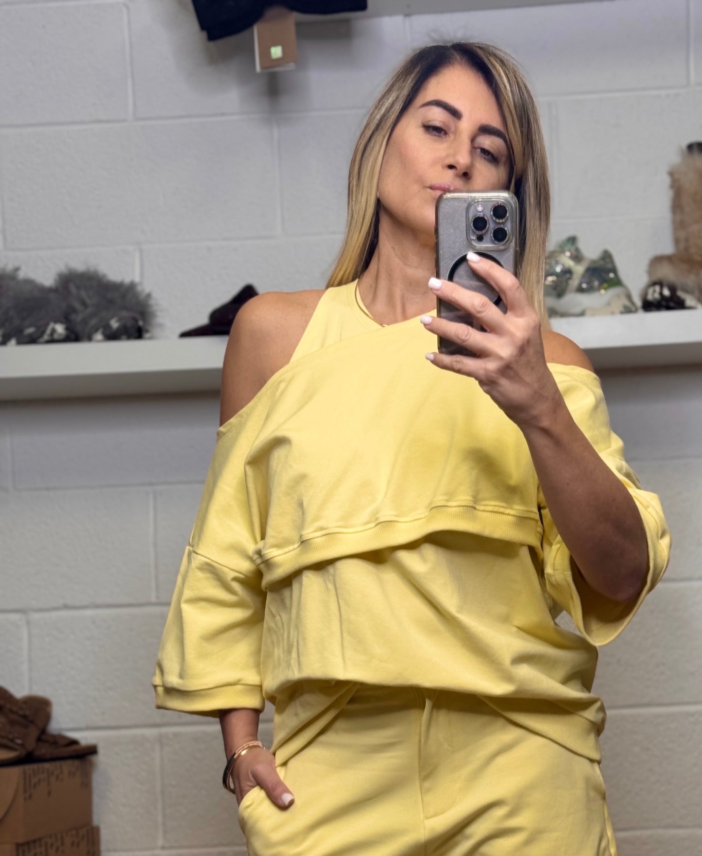 Le Streghe. Felpa over gialla