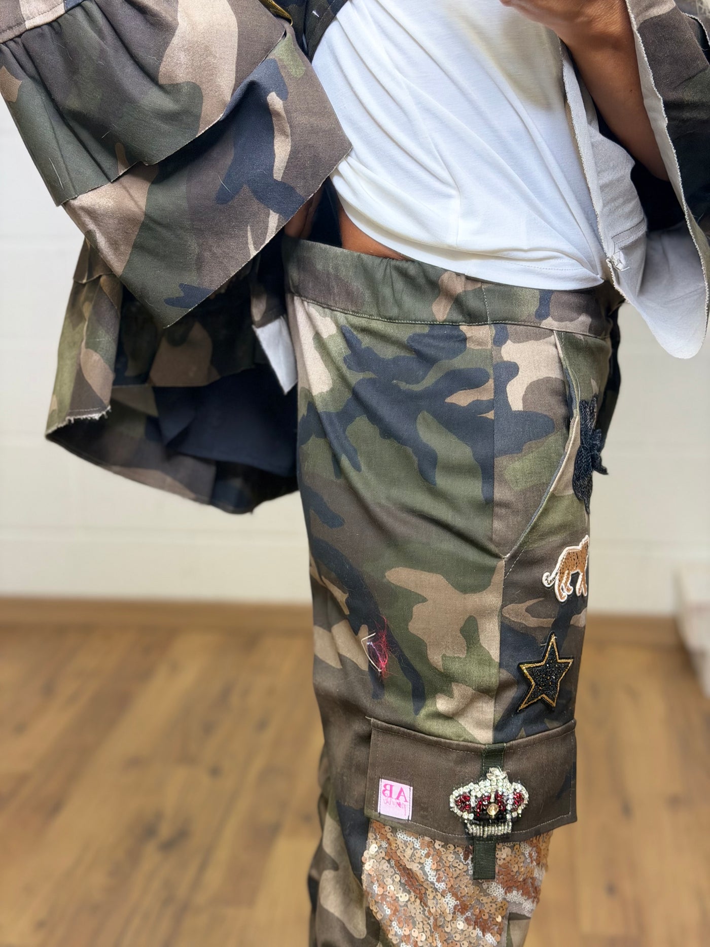Abpink. Pantalone cargo camouflage con applicazioni