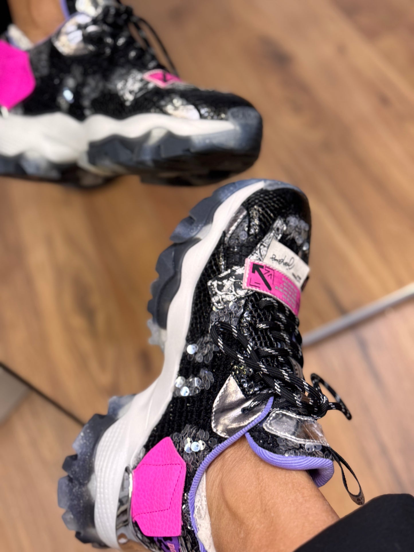 Joia Paris. Sneakers nera con dettagli fluo