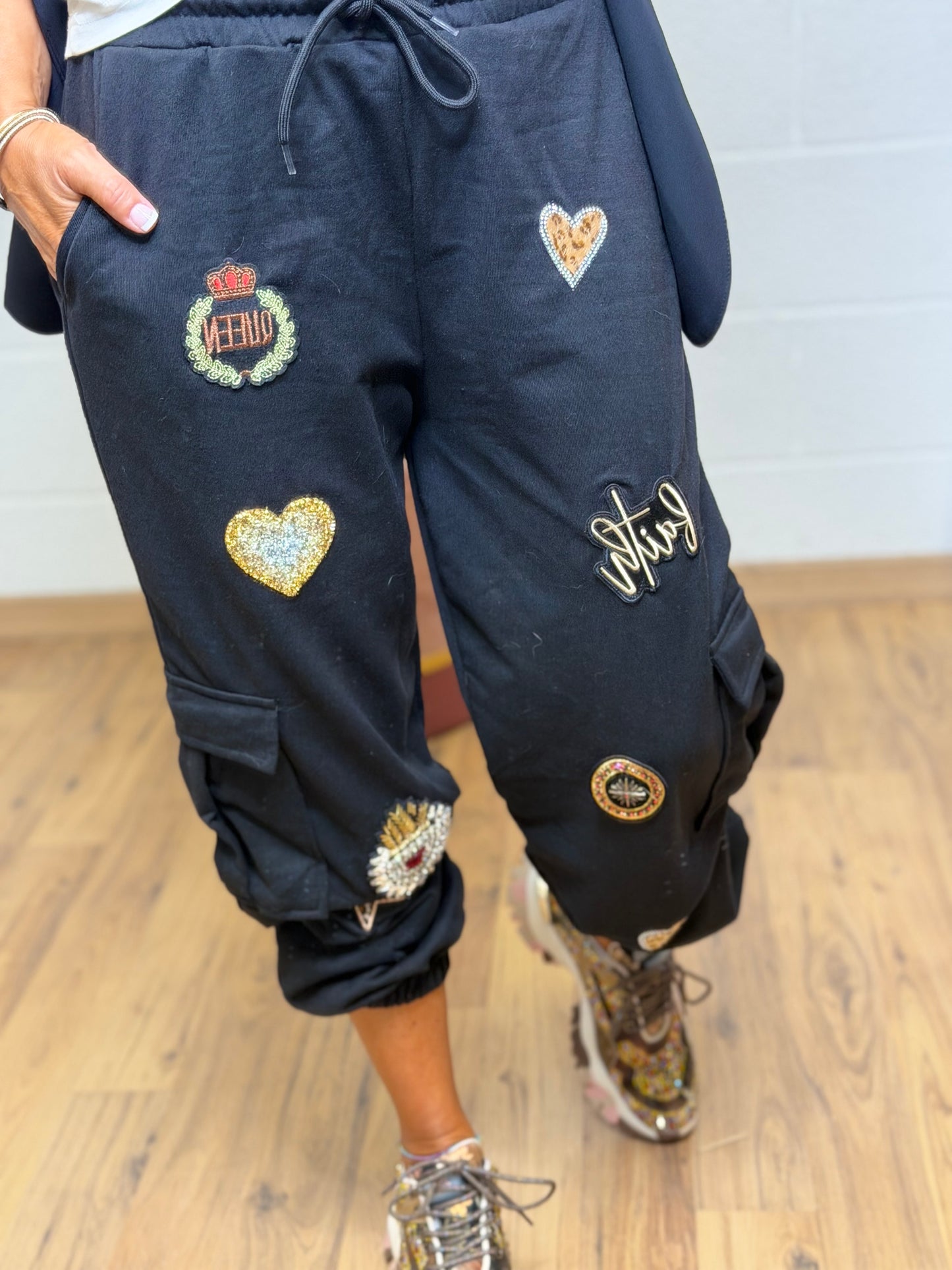 Abpink. Cargo nero con patch gioiello