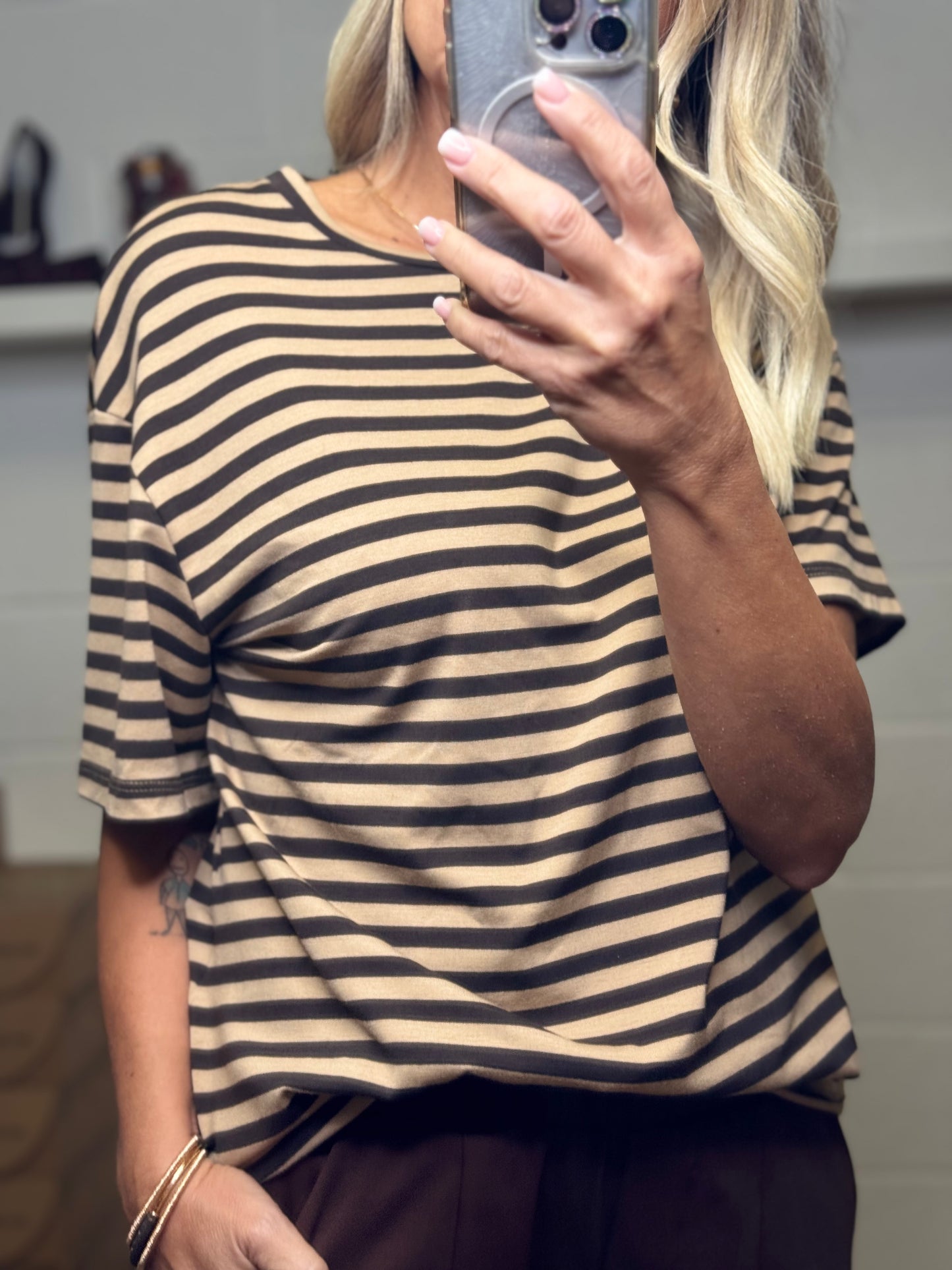 Le Streghe. T-shirt camel e cioccolato