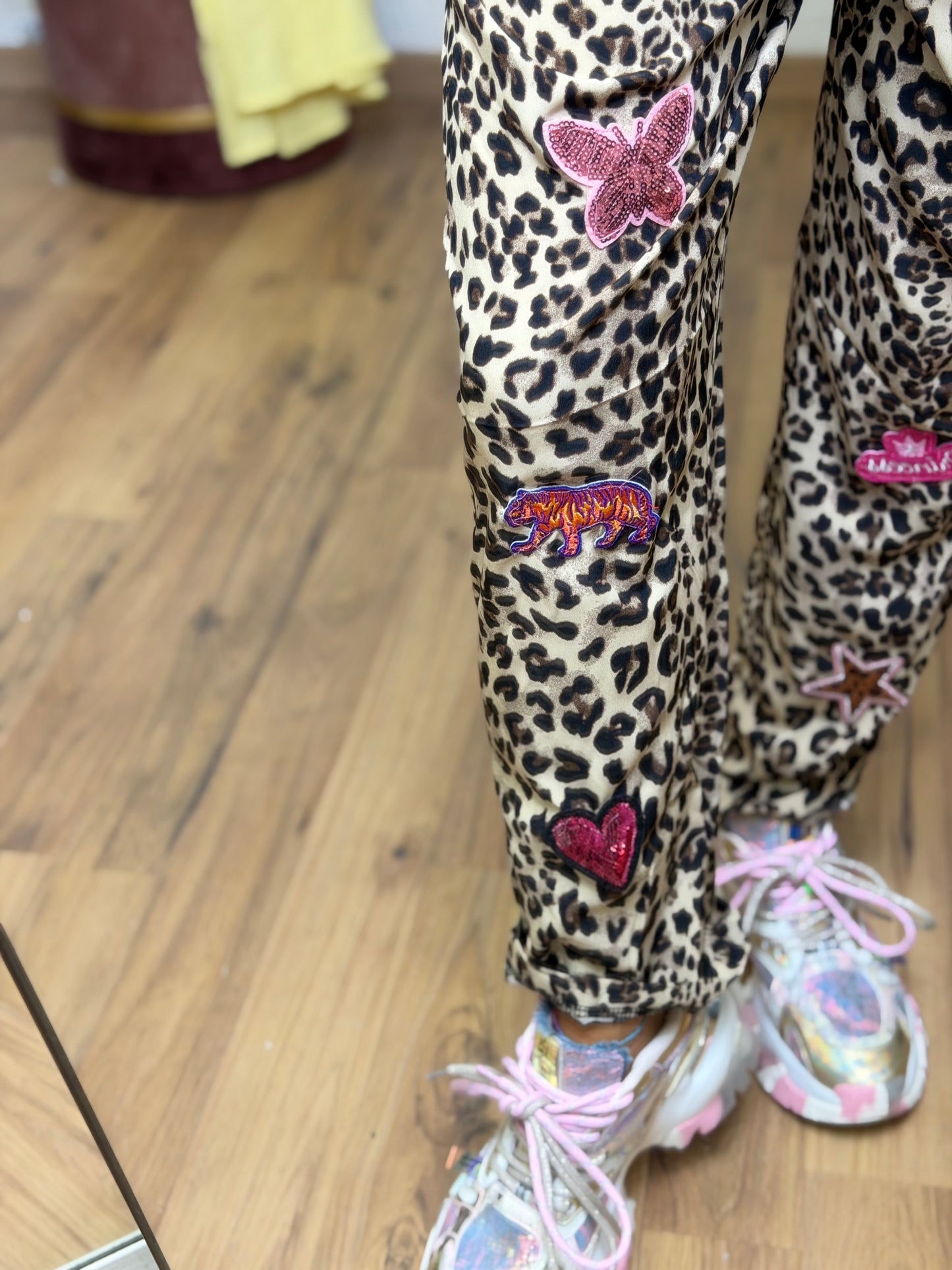 ABpink. Pantalone in stampa animalier con applicazioni
