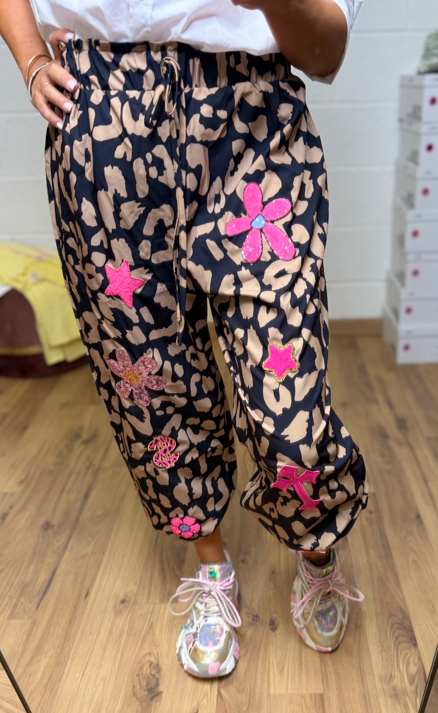 ABpink. Pantalone animalier con applicazioni – Pezzo Unico