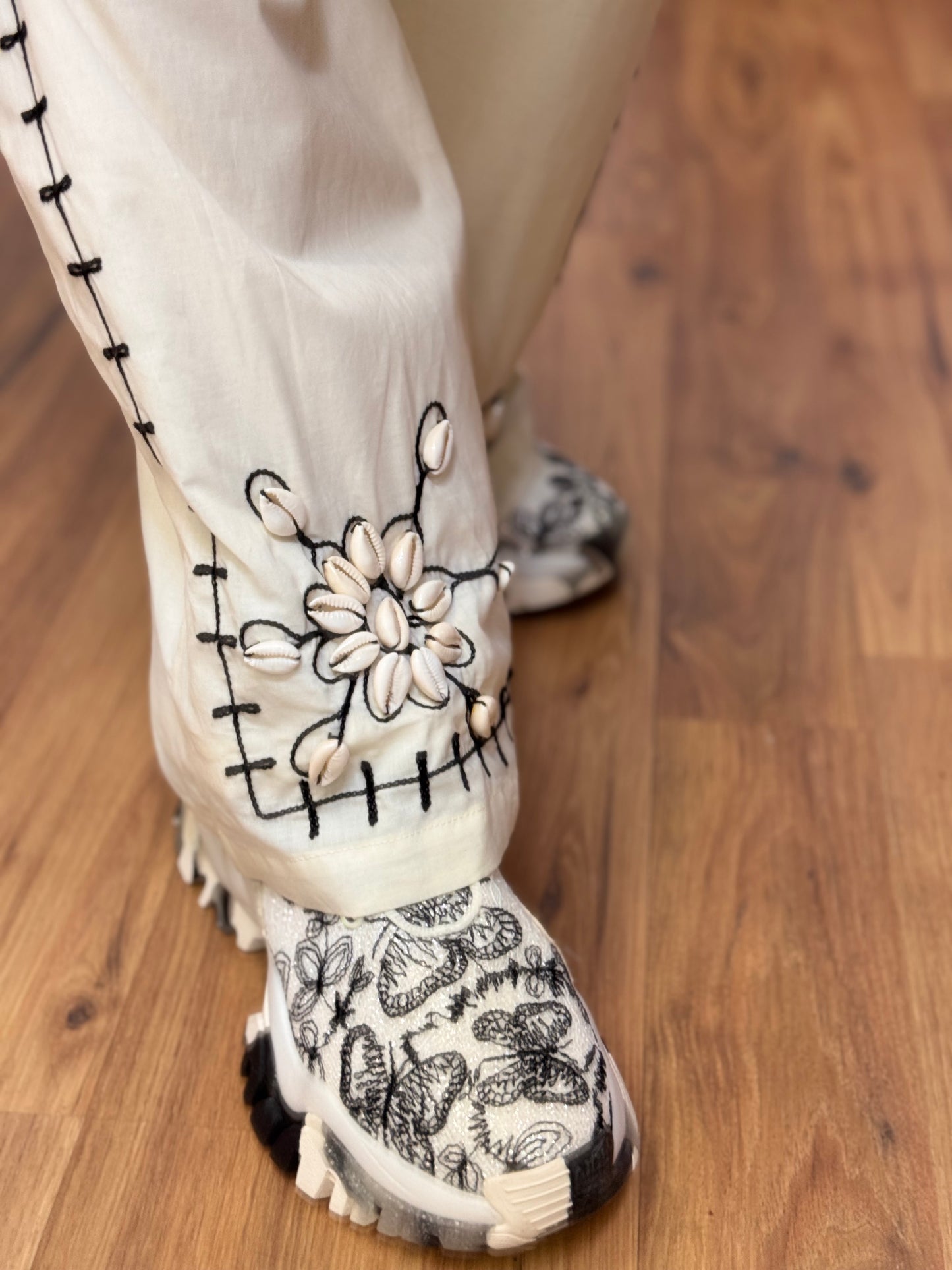 Front Street. Pantalone con ricami e neri