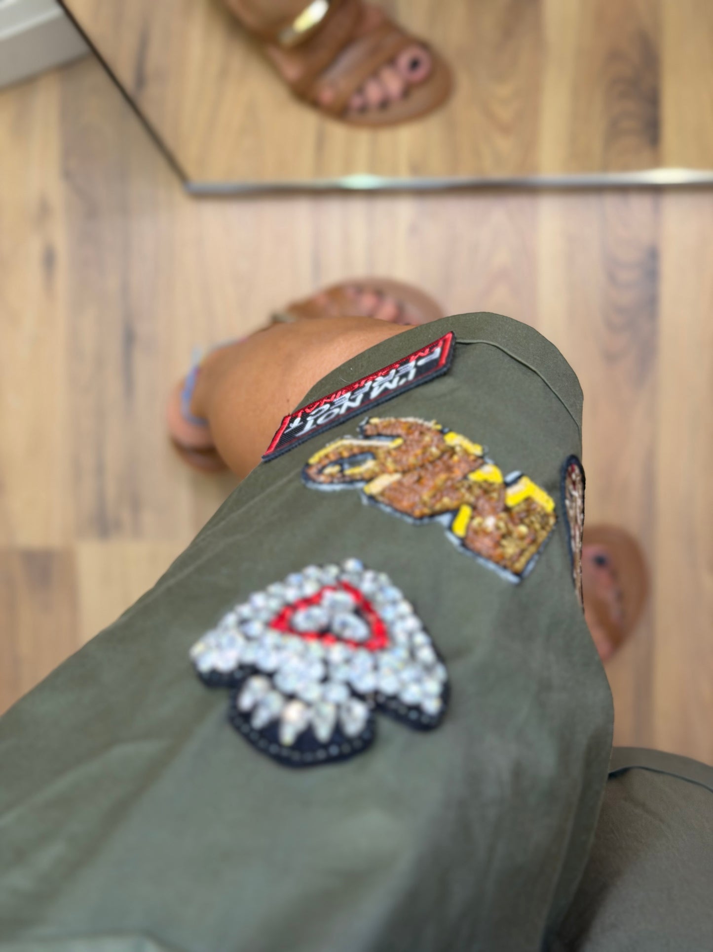 ABpink. Bermuda verde militare con patch